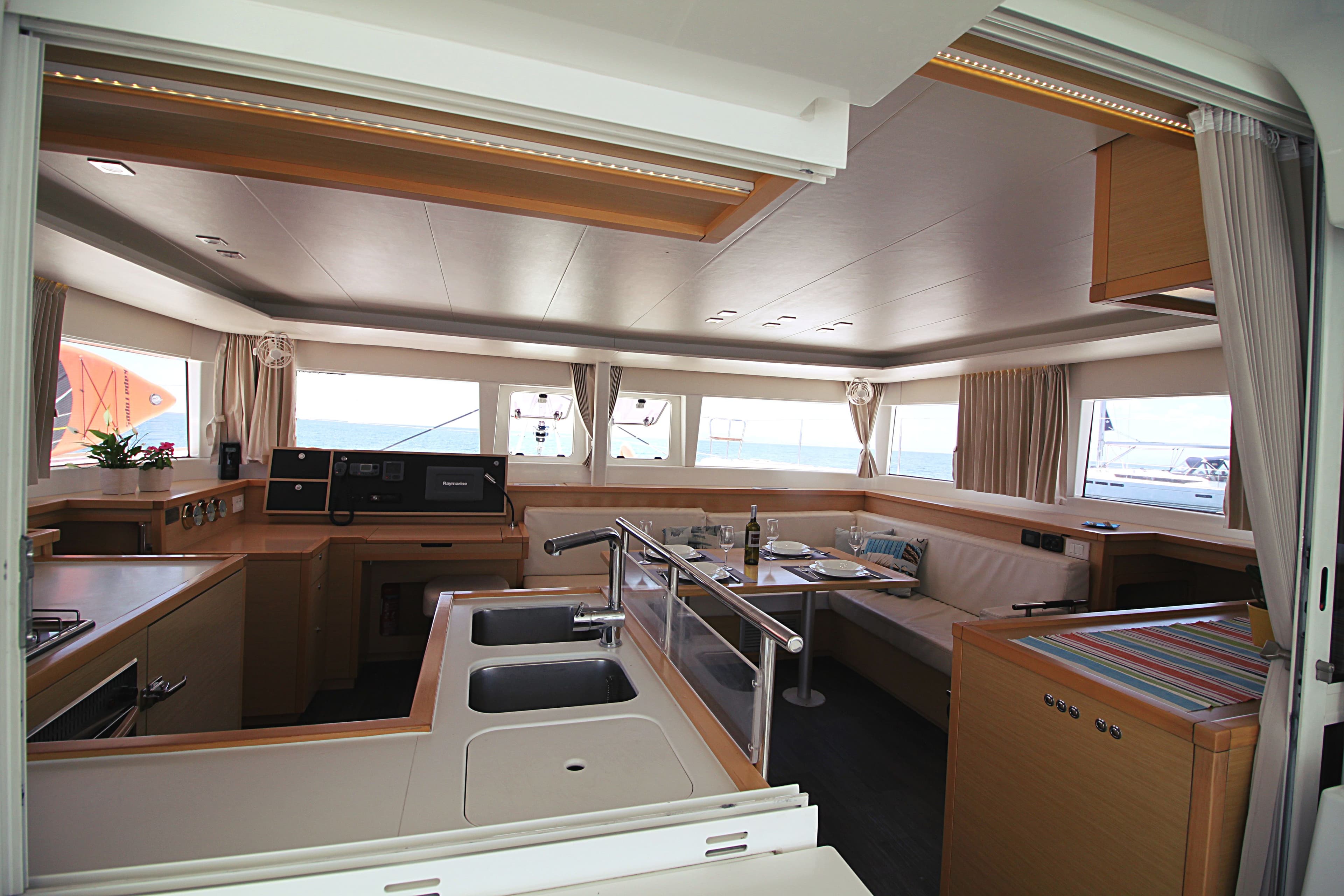 Lagoon 450 Fly - photo 4