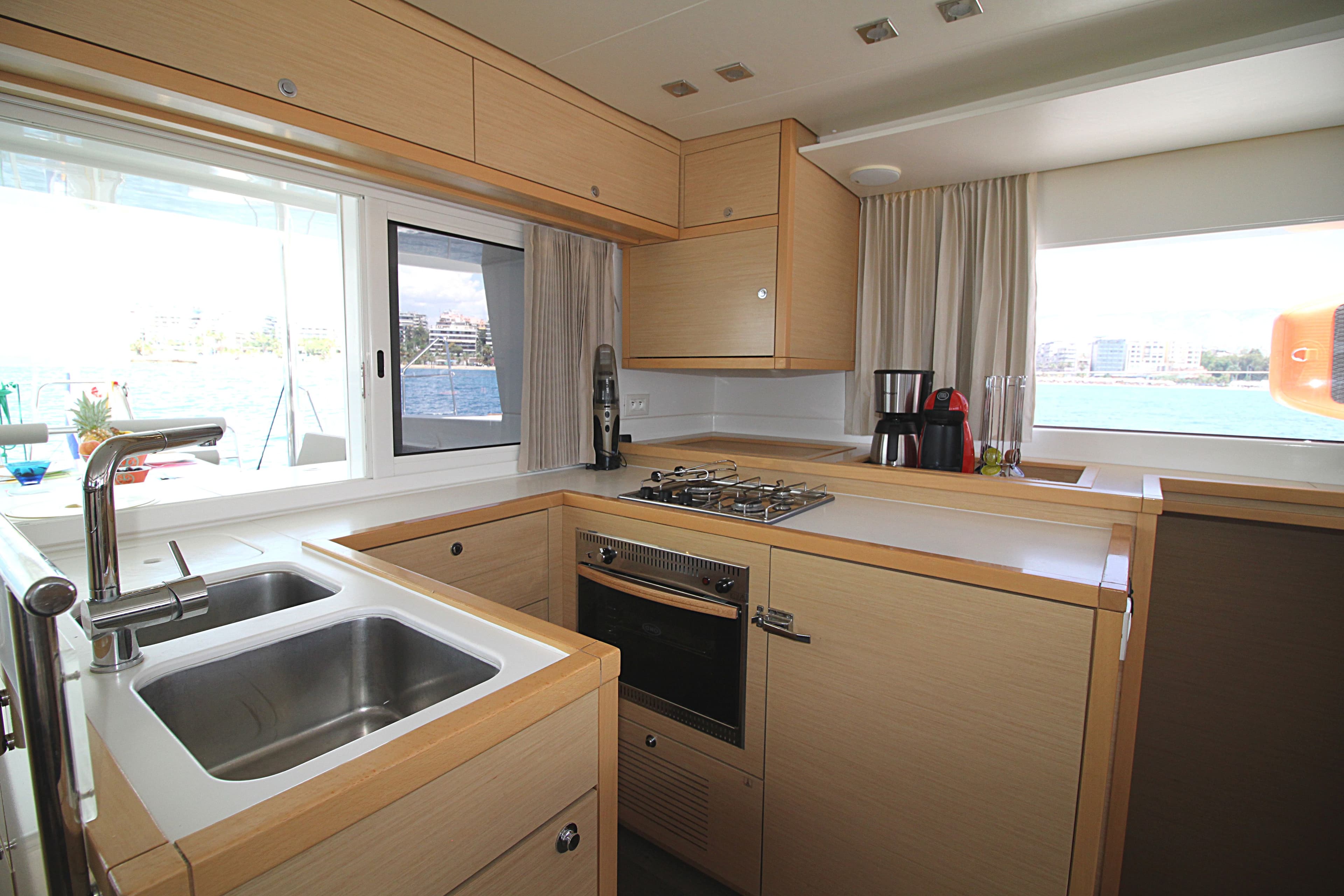 Lagoon 450 Fly - photo 4