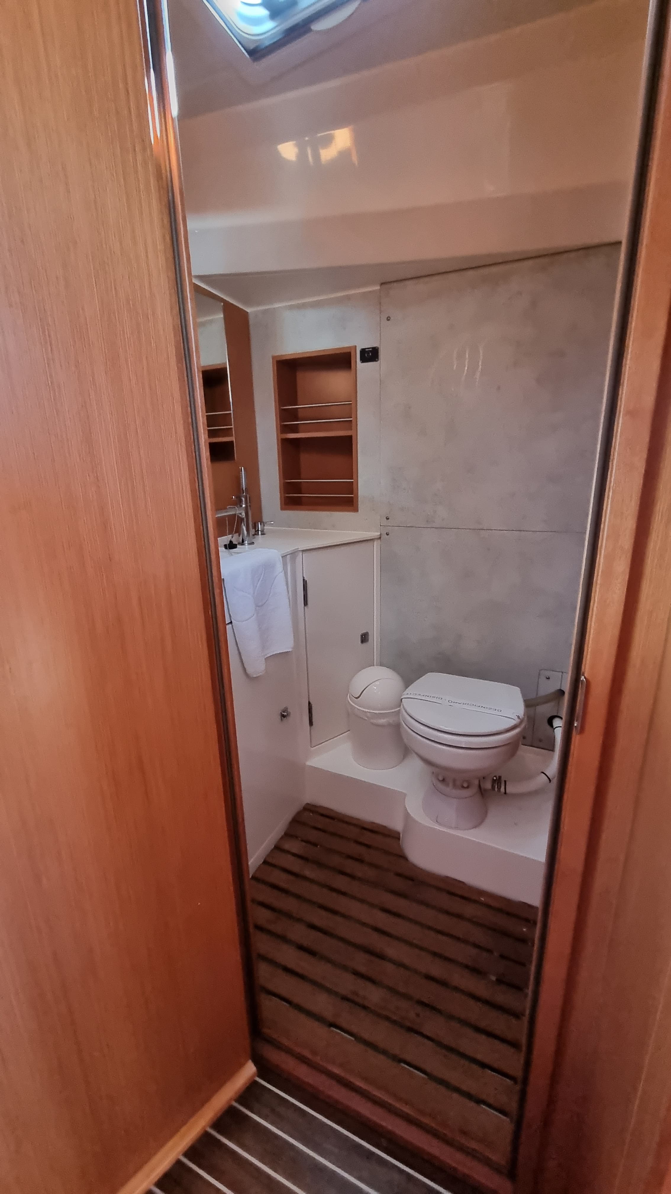 Bavaria C42 - photo 10