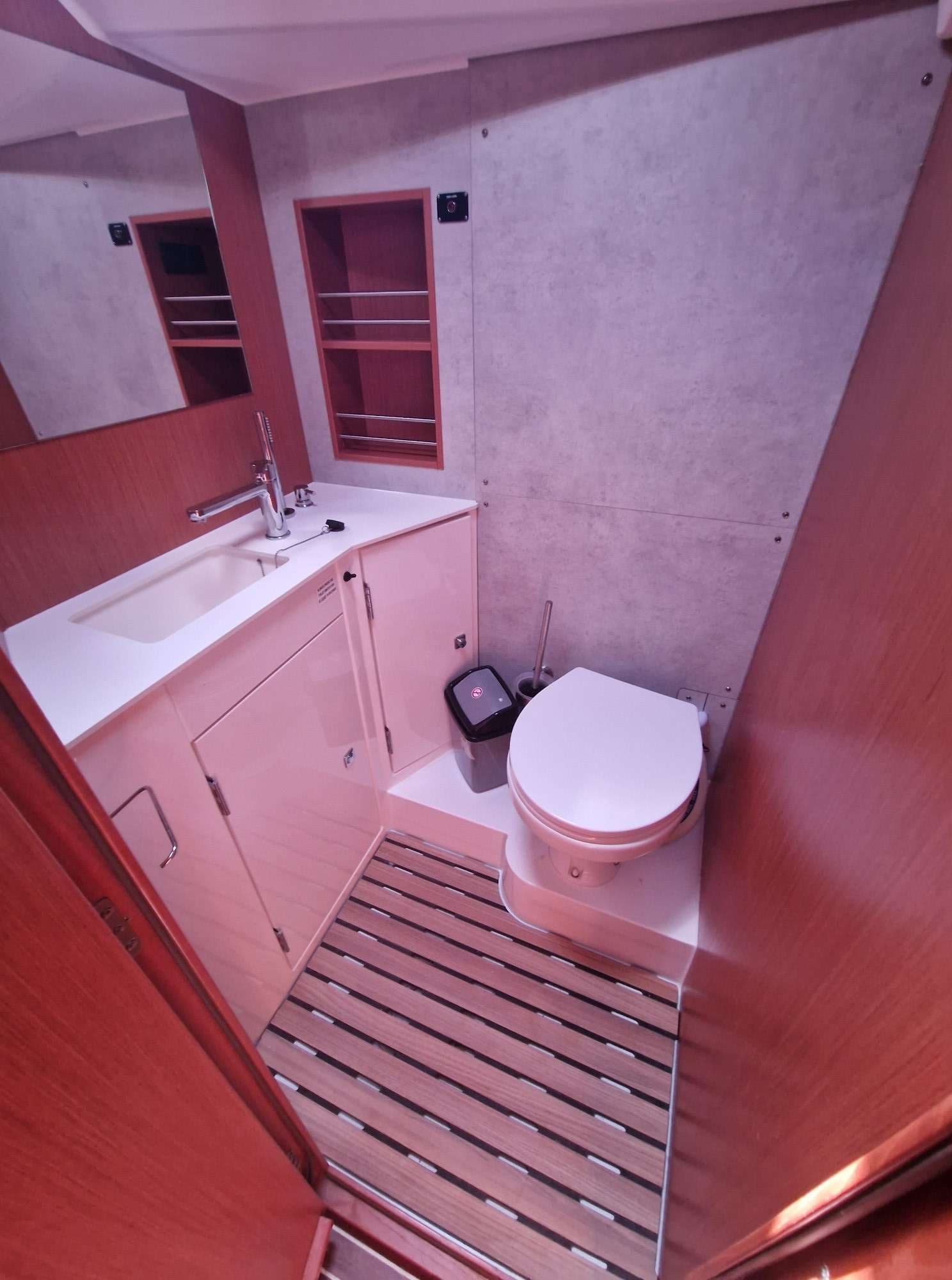 Bavaria C42 - photo 6