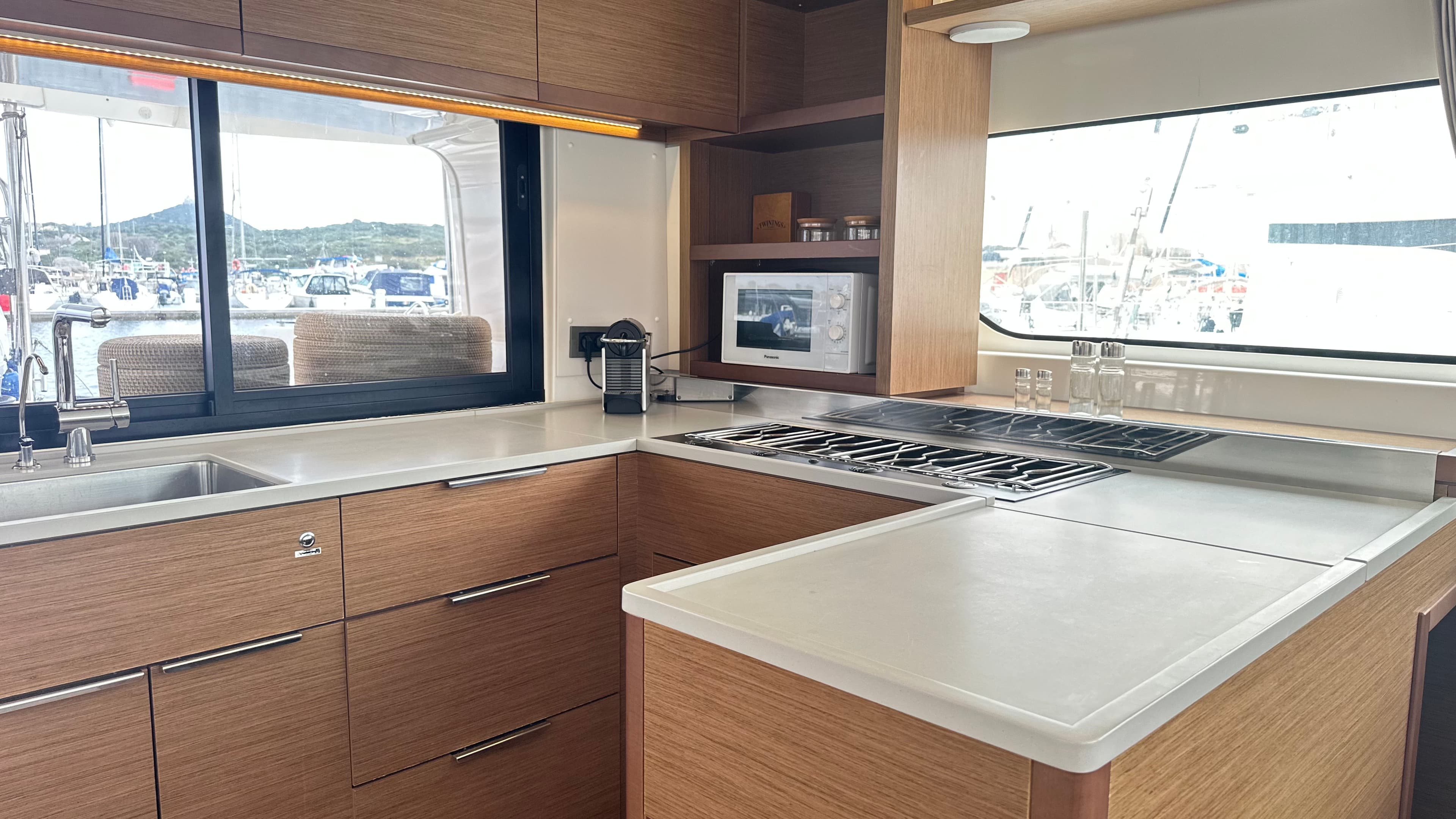 Lagoon 46  - photo 16