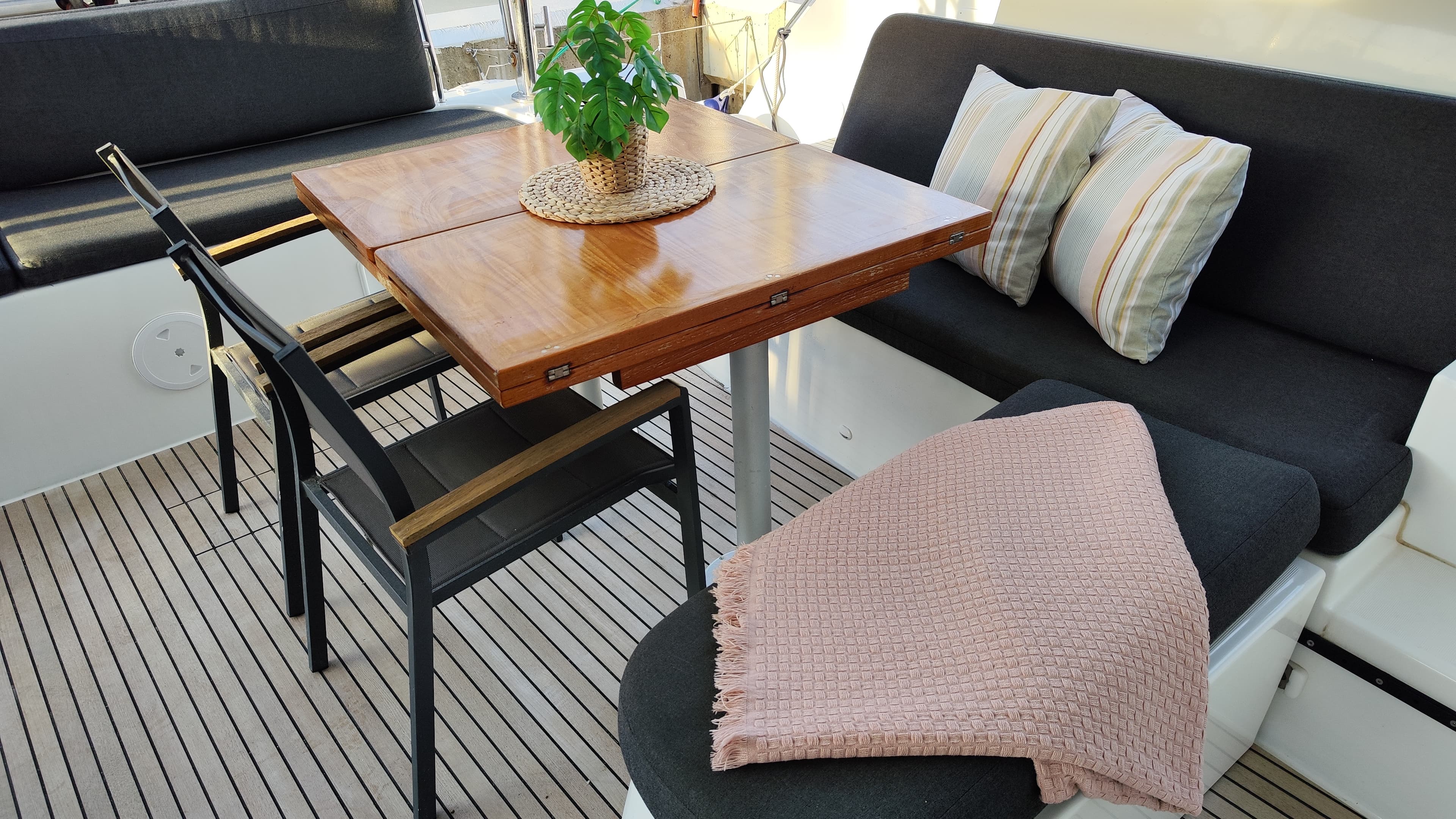 Lagoon 46  - photo 11