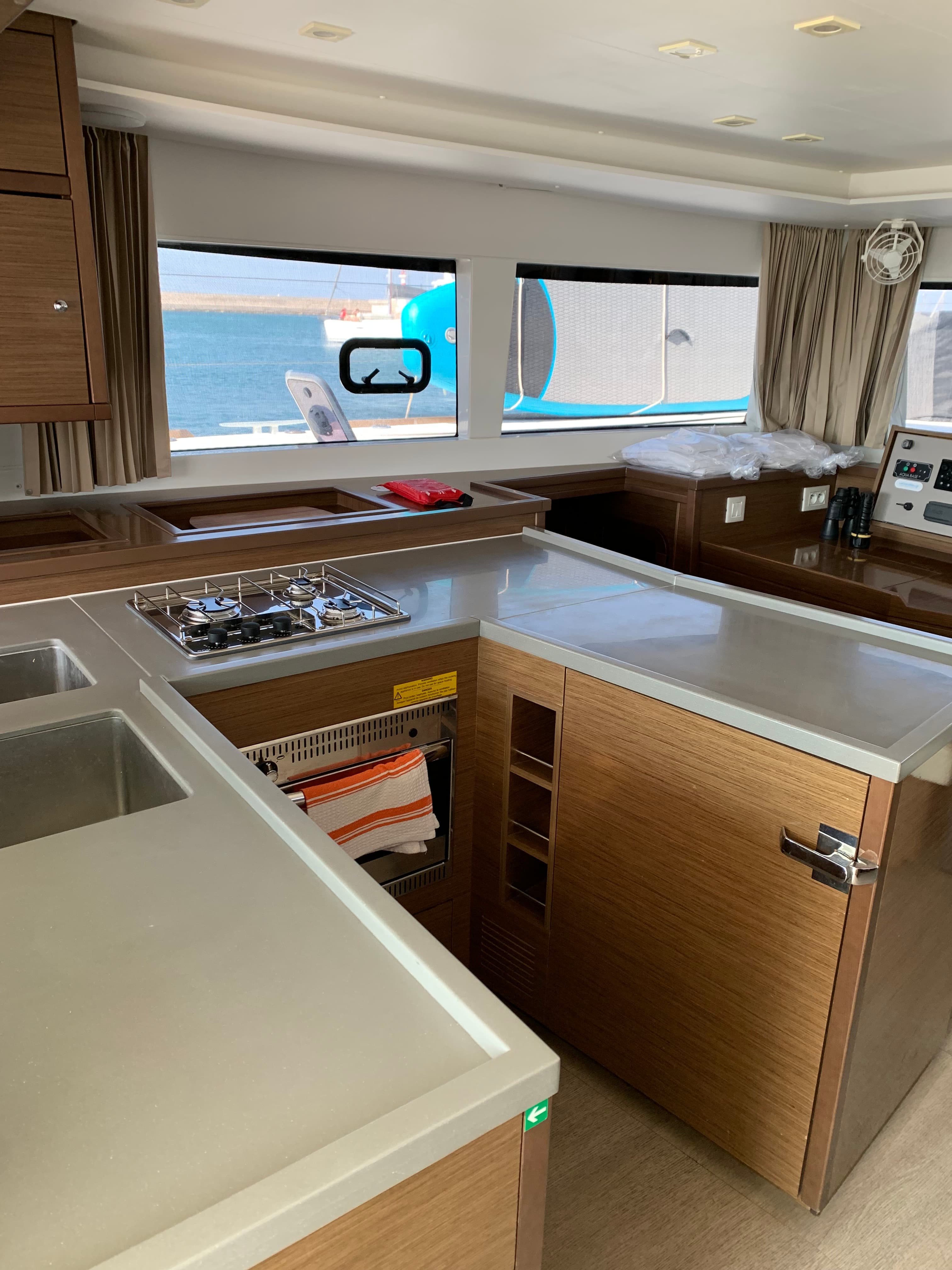 Lagoon 450 Fly - photo 5