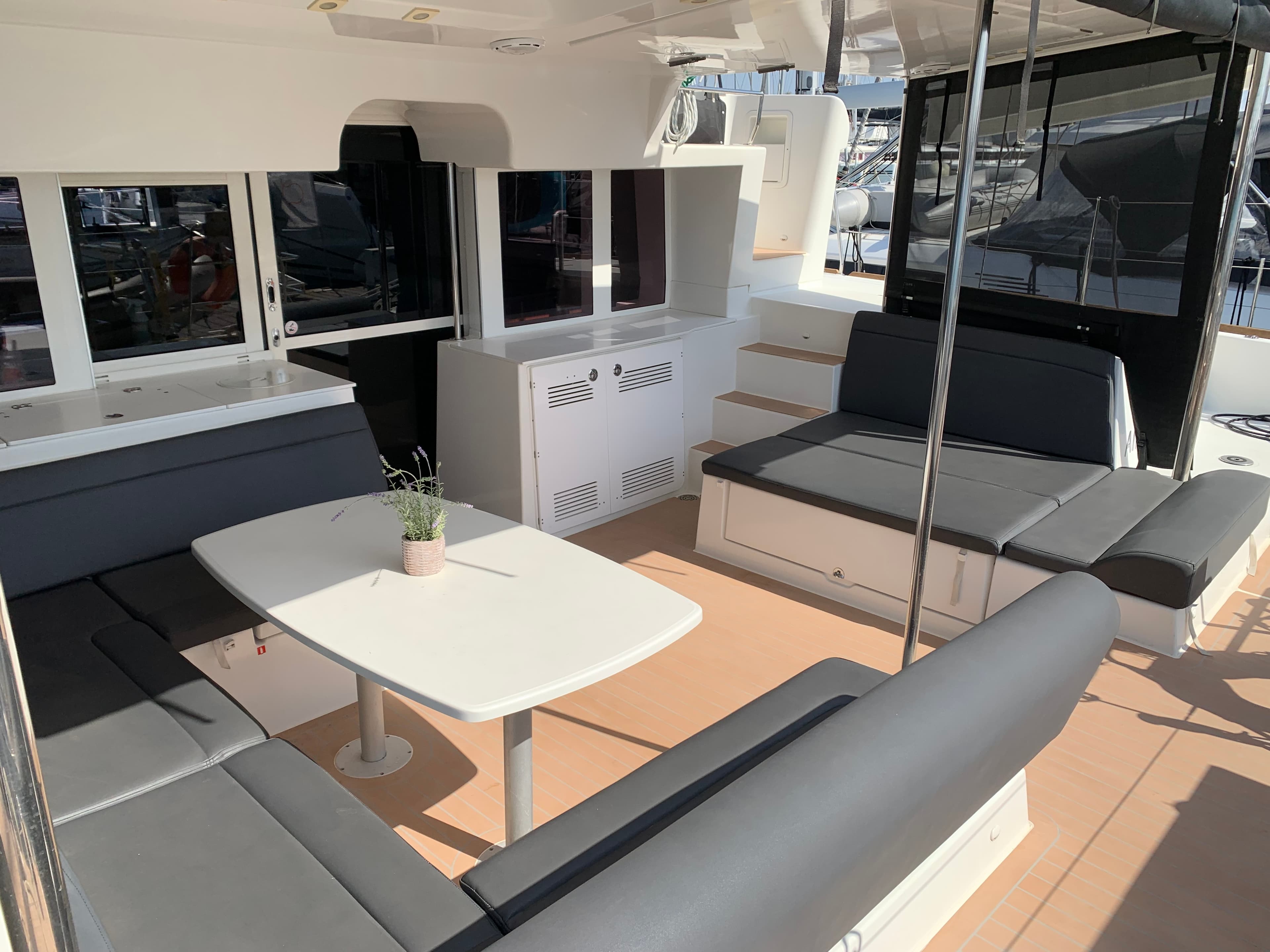 Lagoon 450 Fly - photo 16