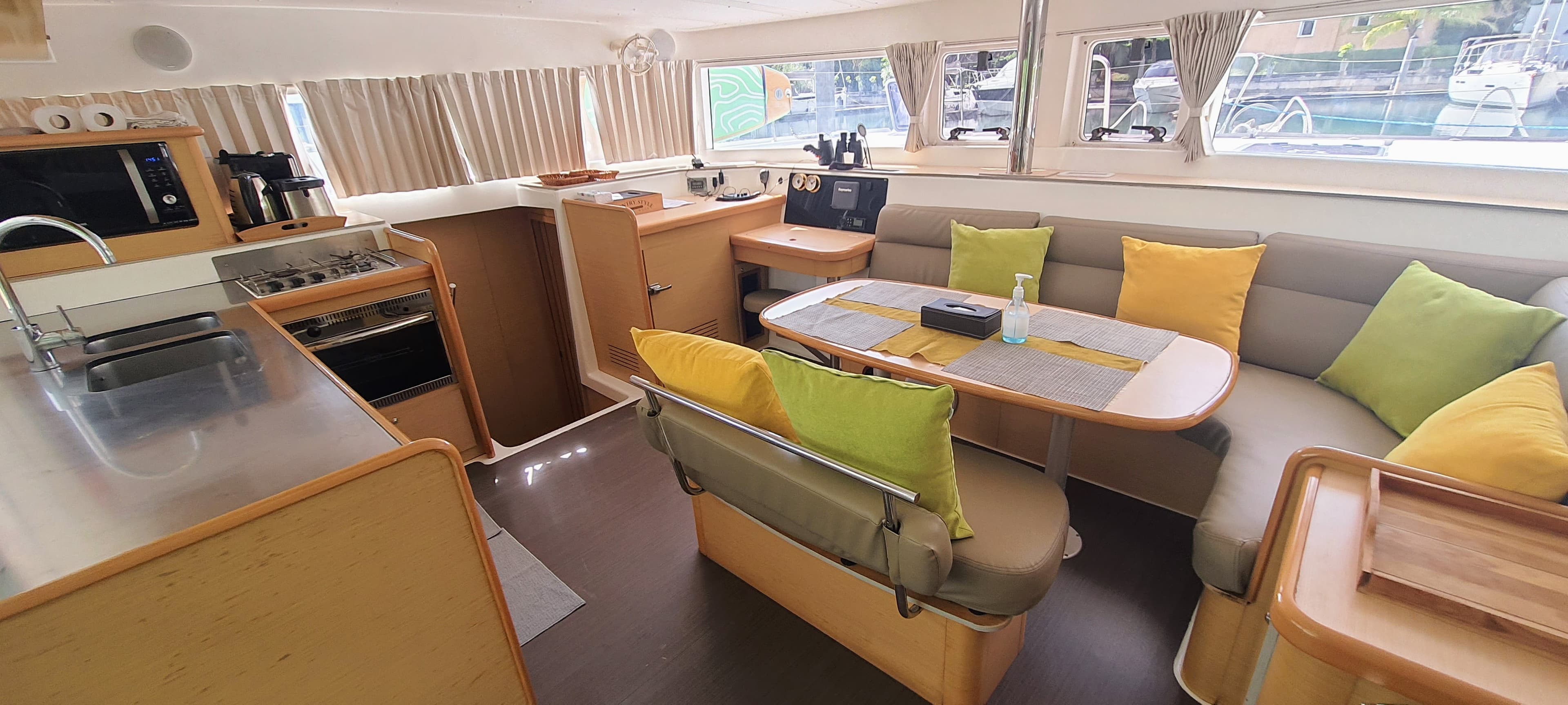 Lagoon 421 - photo 9