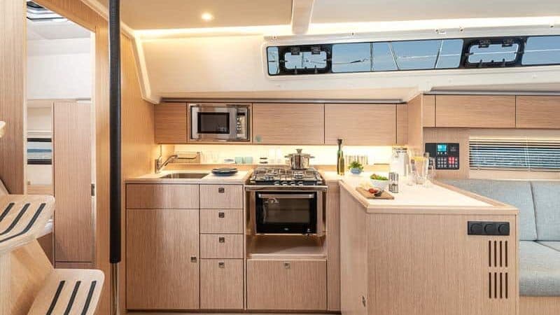 Bavaria C42 - photo 12