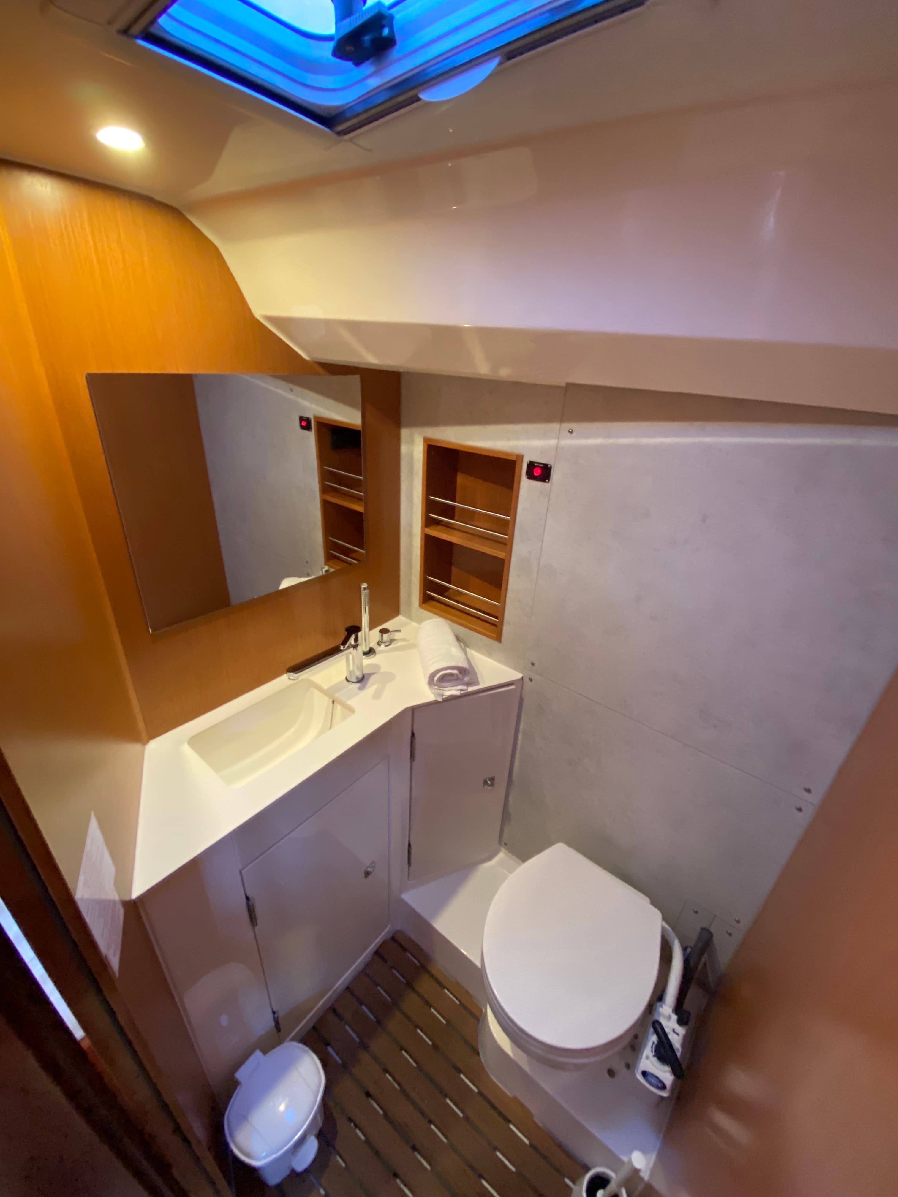 Bavaria C42 - photo 15