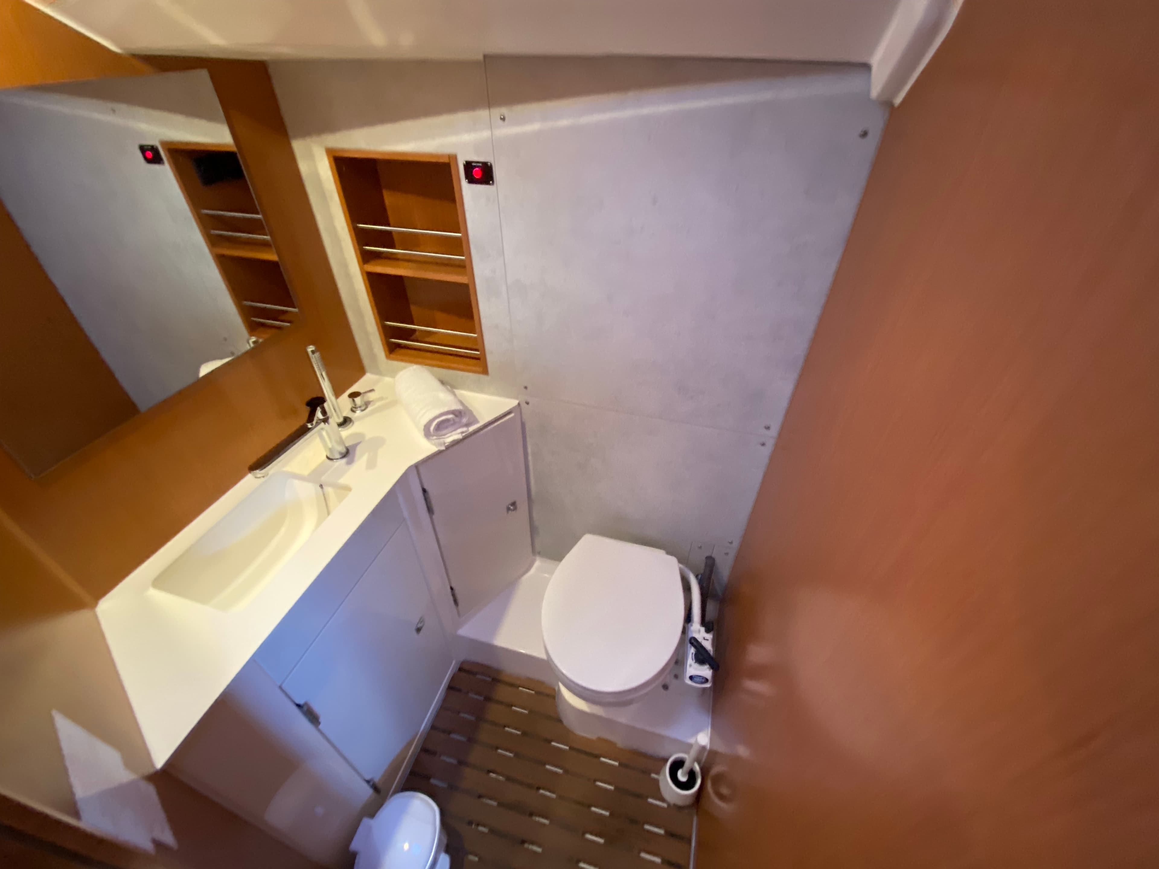 Bavaria C42 - photo 25