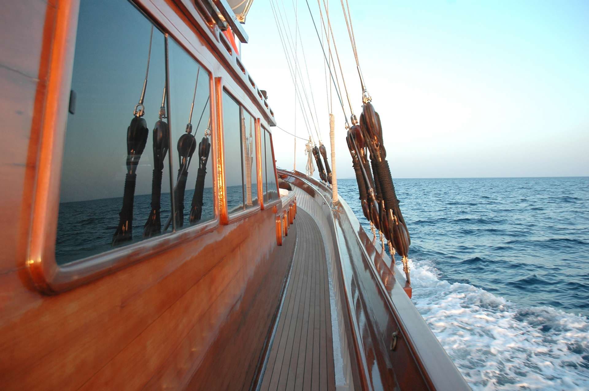 Motor sailer - photo 7