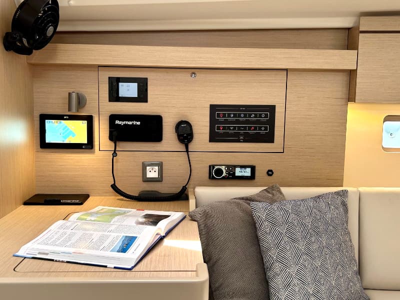 Oceanis 40.1 - photo 12