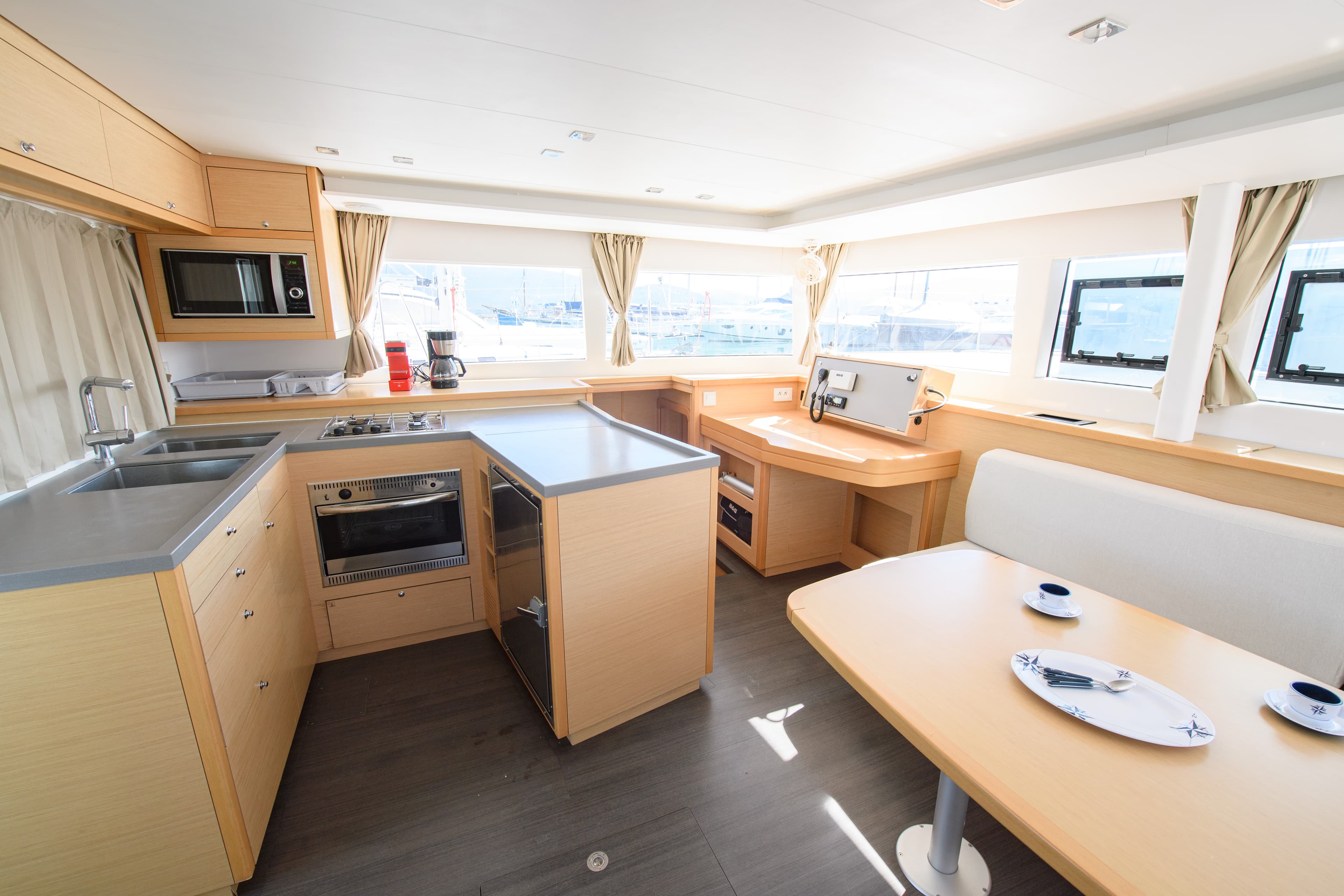 Lagoon 450 Fly - photo 17