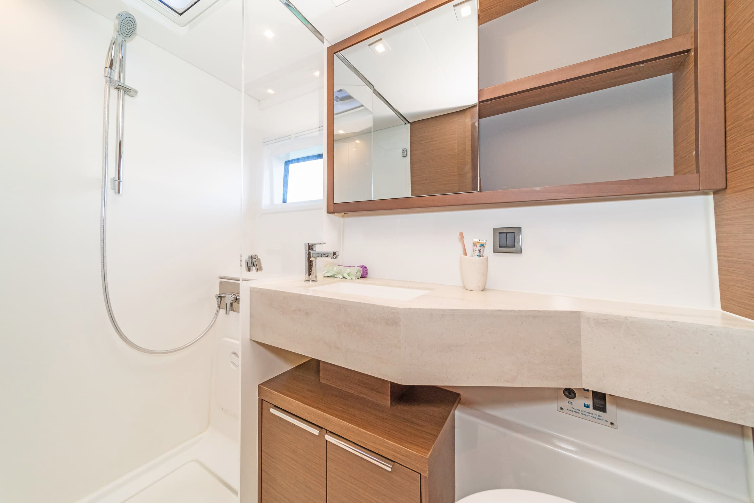 Lagoon 46  - photo 6