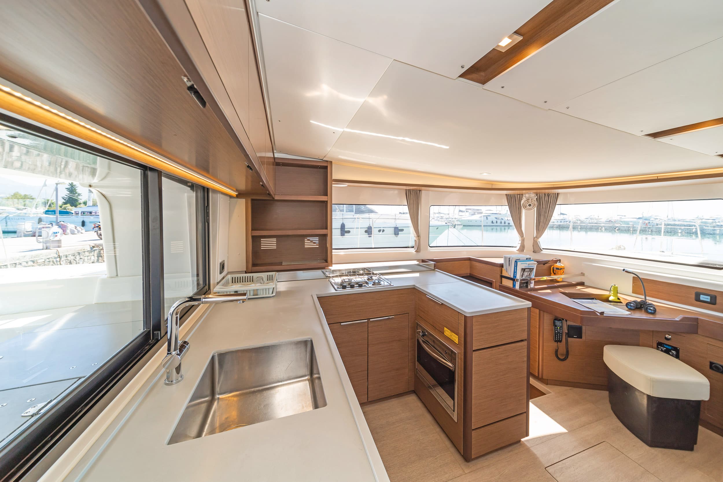 Lagoon 46  - photo 4