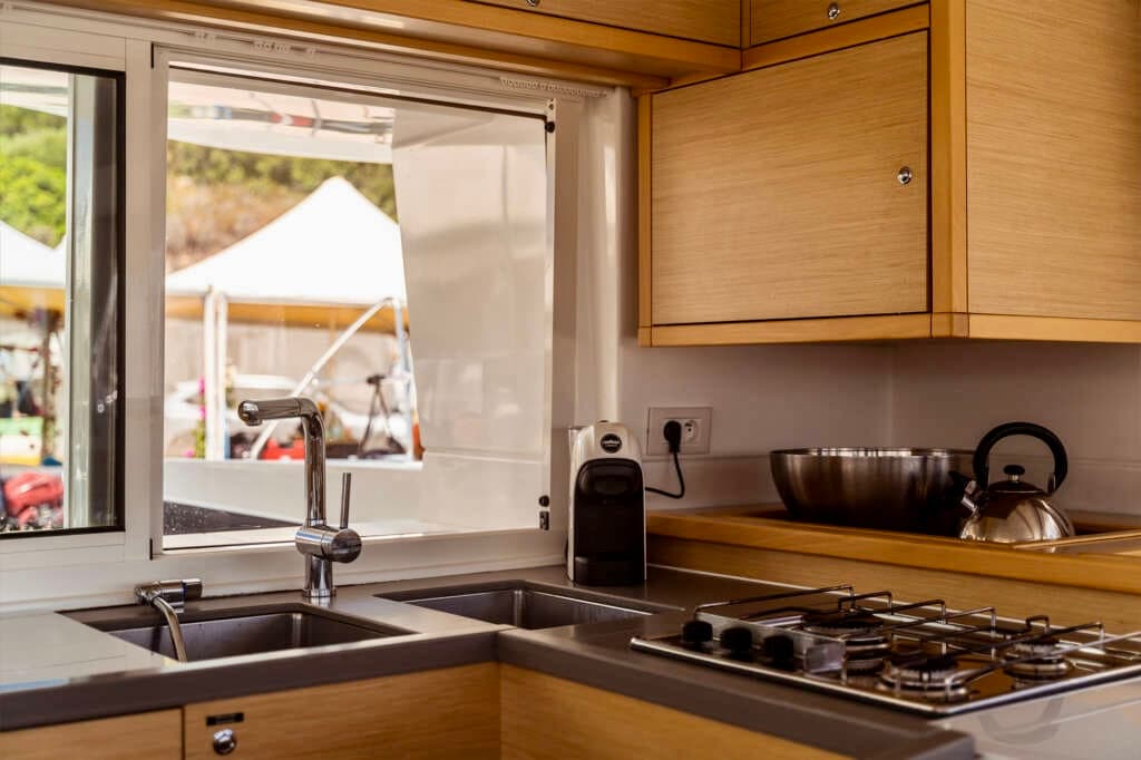 Lagoon 450 Fly - photo 16