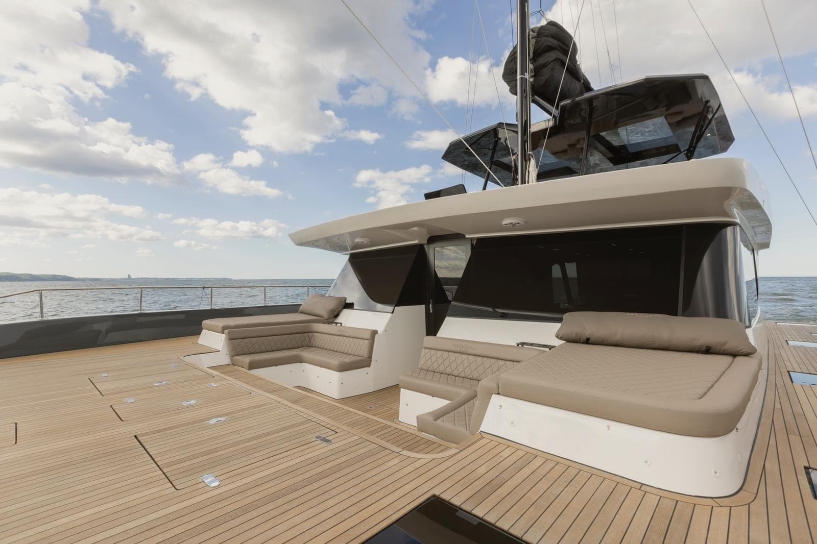 Moon Yacht 60 - photo 10