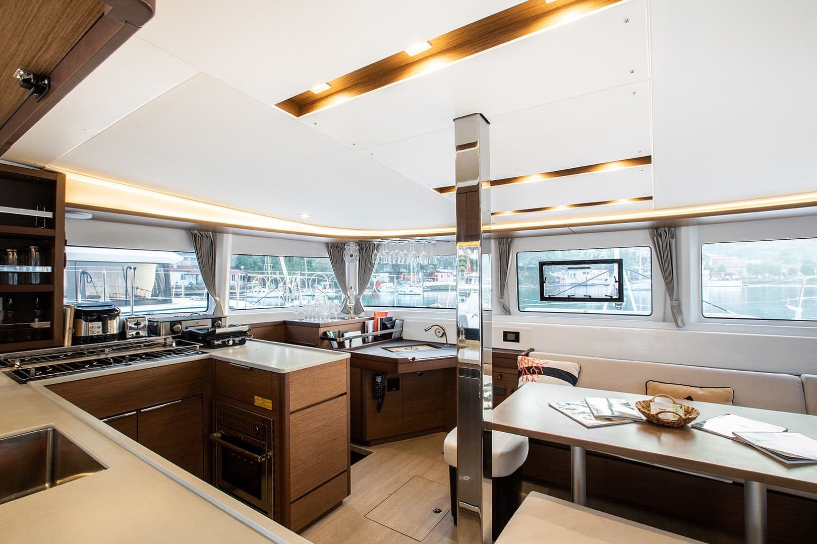 Lagoon 46  - photo 4