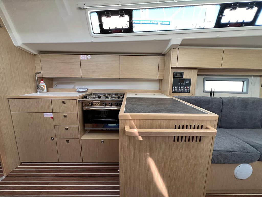 Bavaria C38 - photo 11