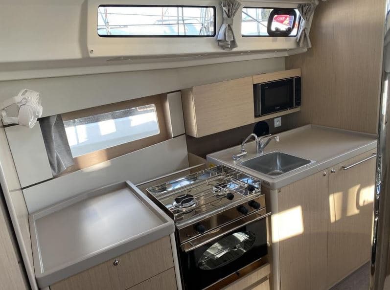 Oceanis 38.1 - photo 12