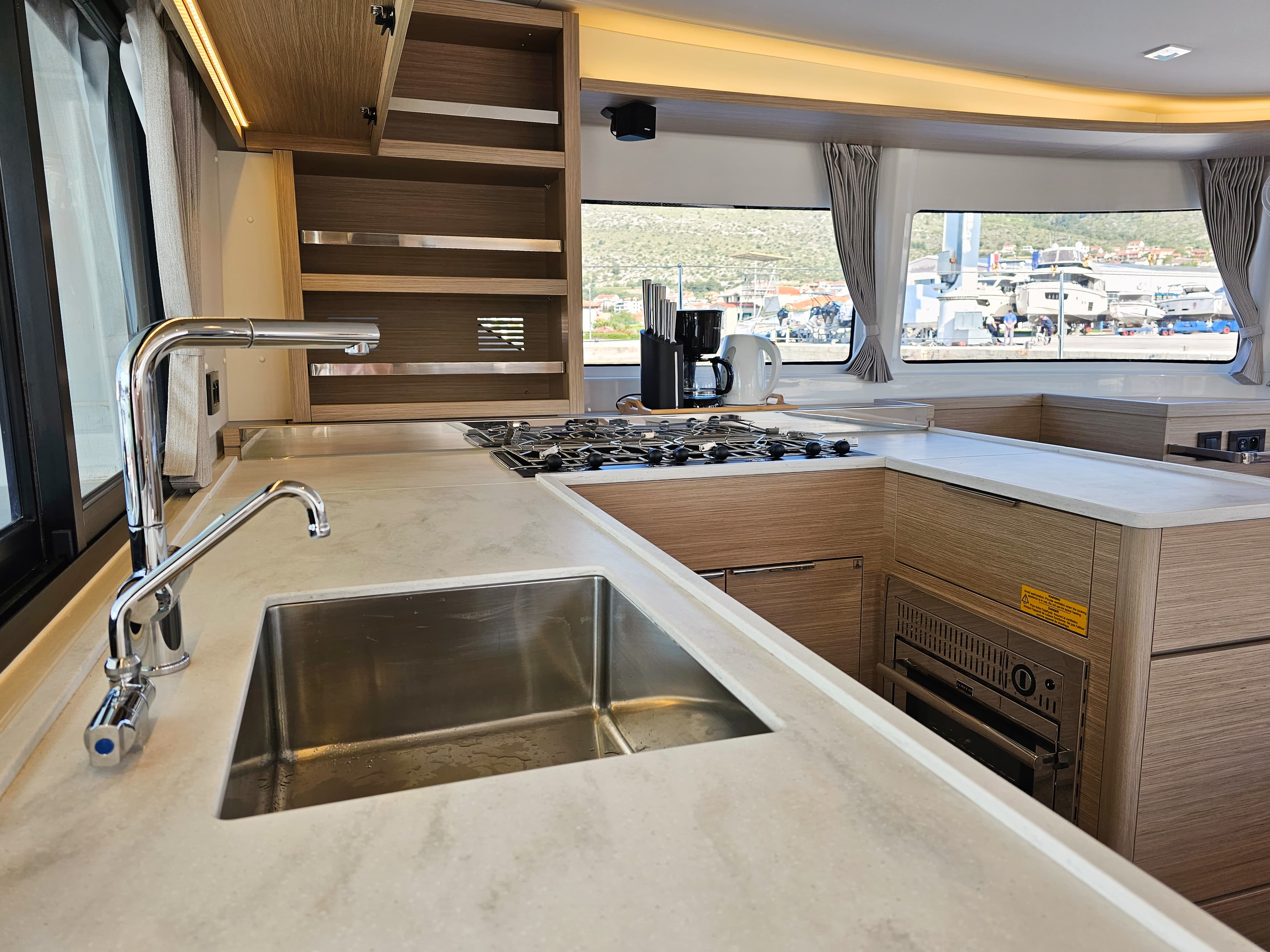 Lagoon 46  - photo 10