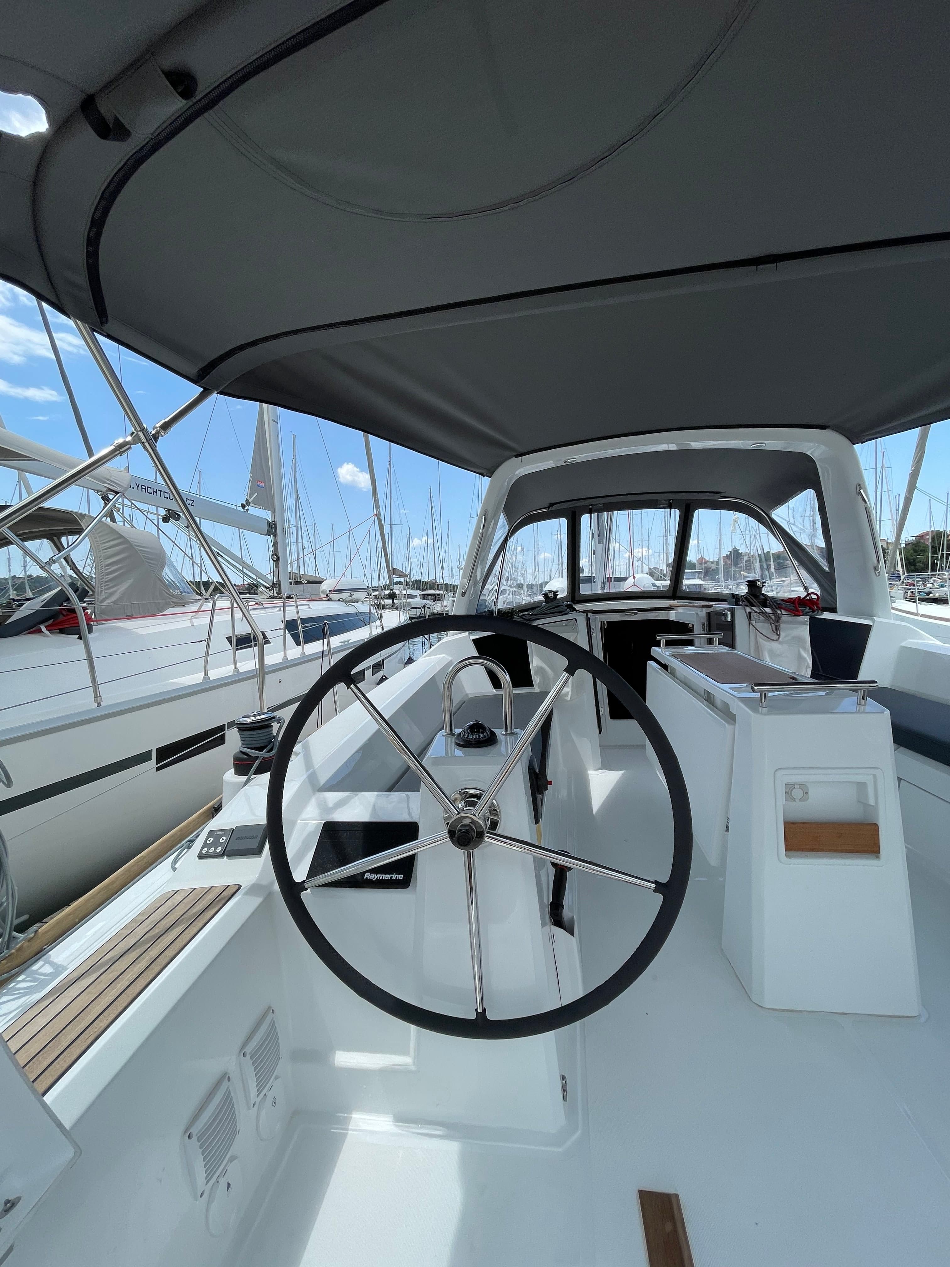 Oceanis 38.1 - photo 11