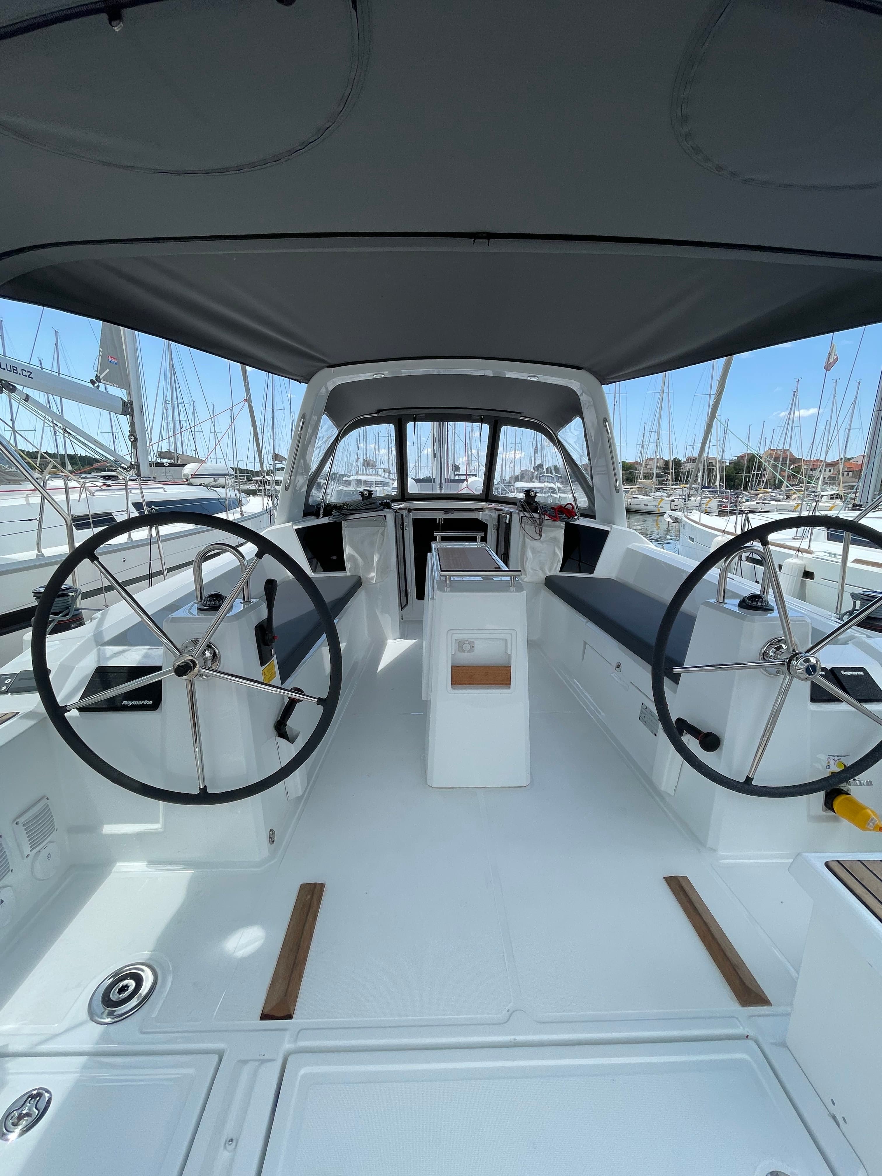 Oceanis 38.1 - photo 20