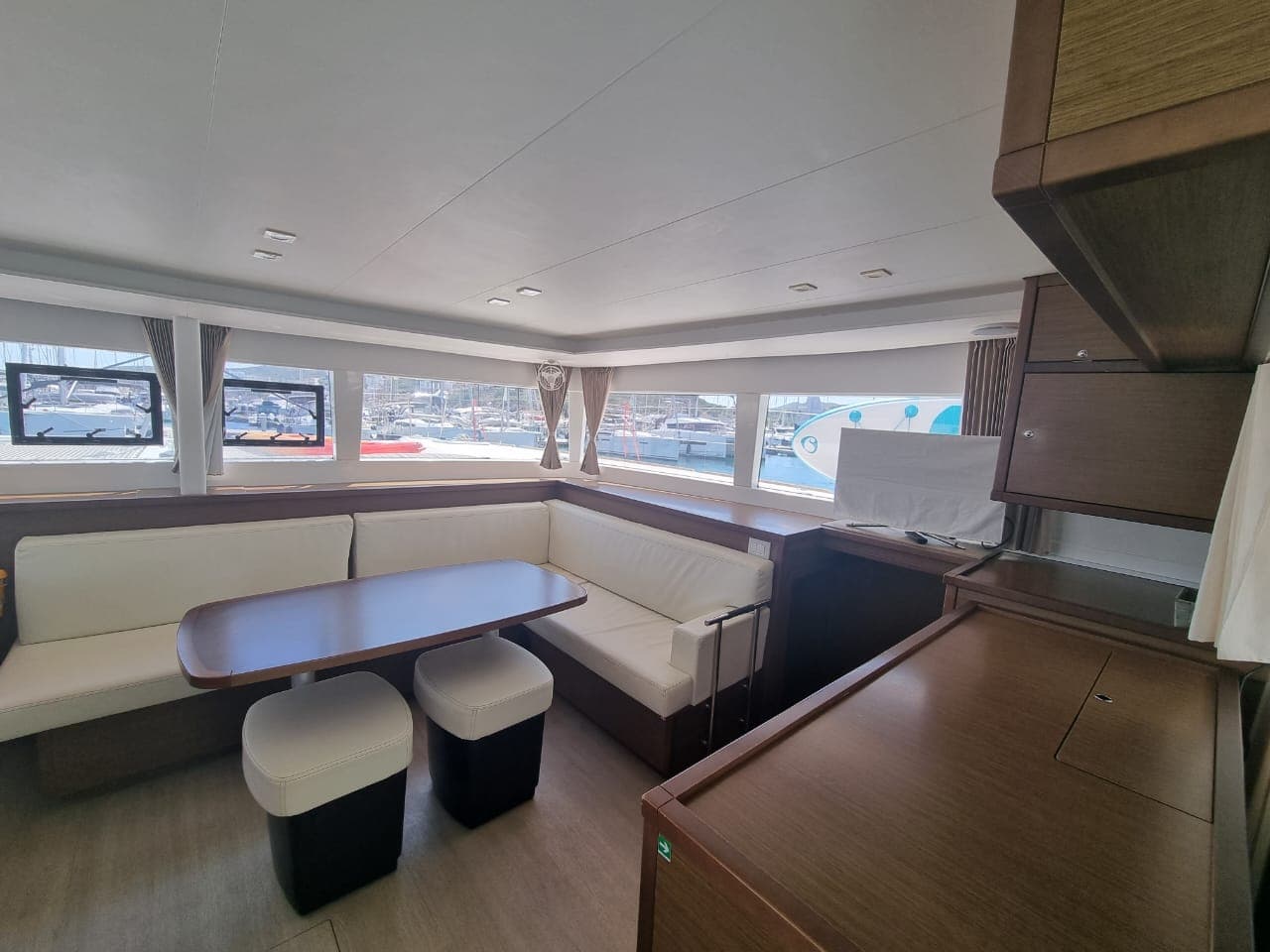 Lagoon 450 Fly - photo 5