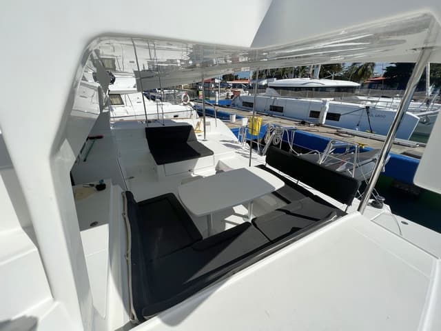 Lagoon 450 Fly - photo