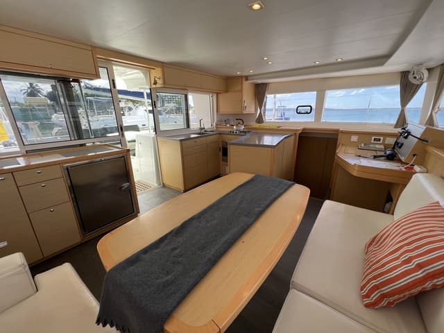 Lagoon 450 Fly - photo 8