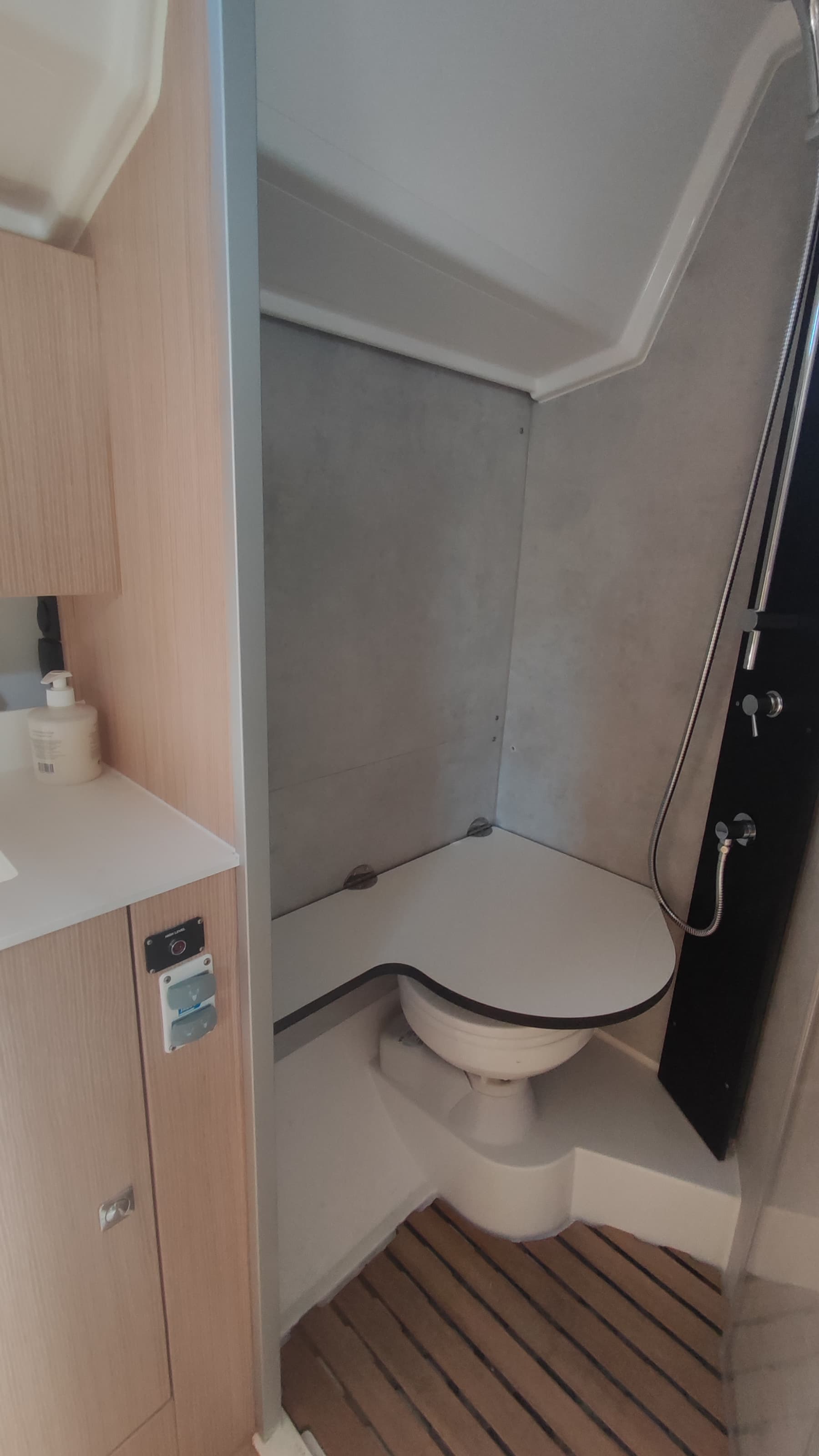 Bavaria C42 - photo 11