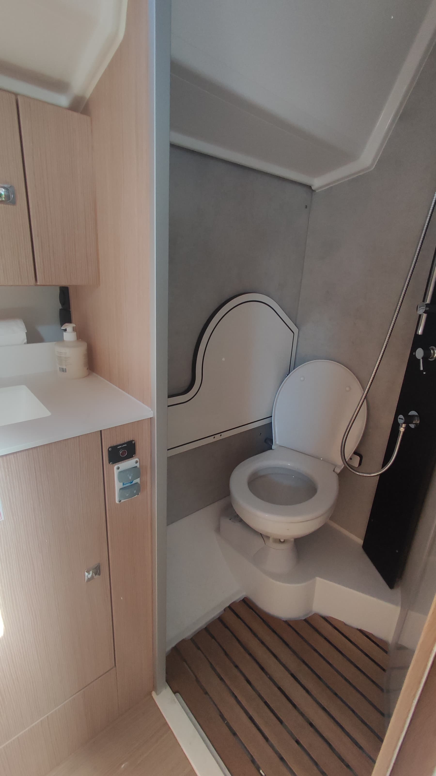 Bavaria C42 - photo 10