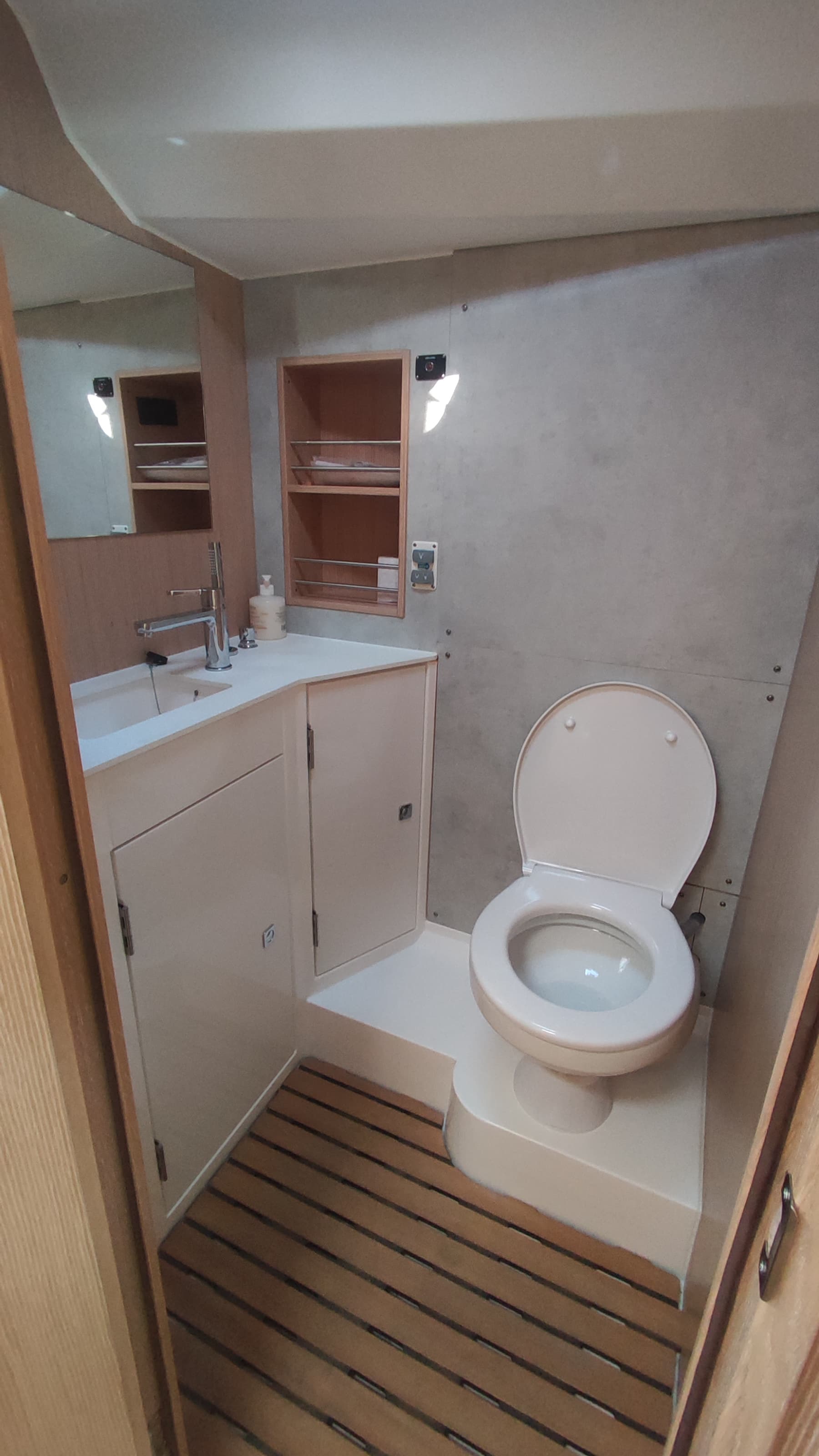 Bavaria C42 - photo 9