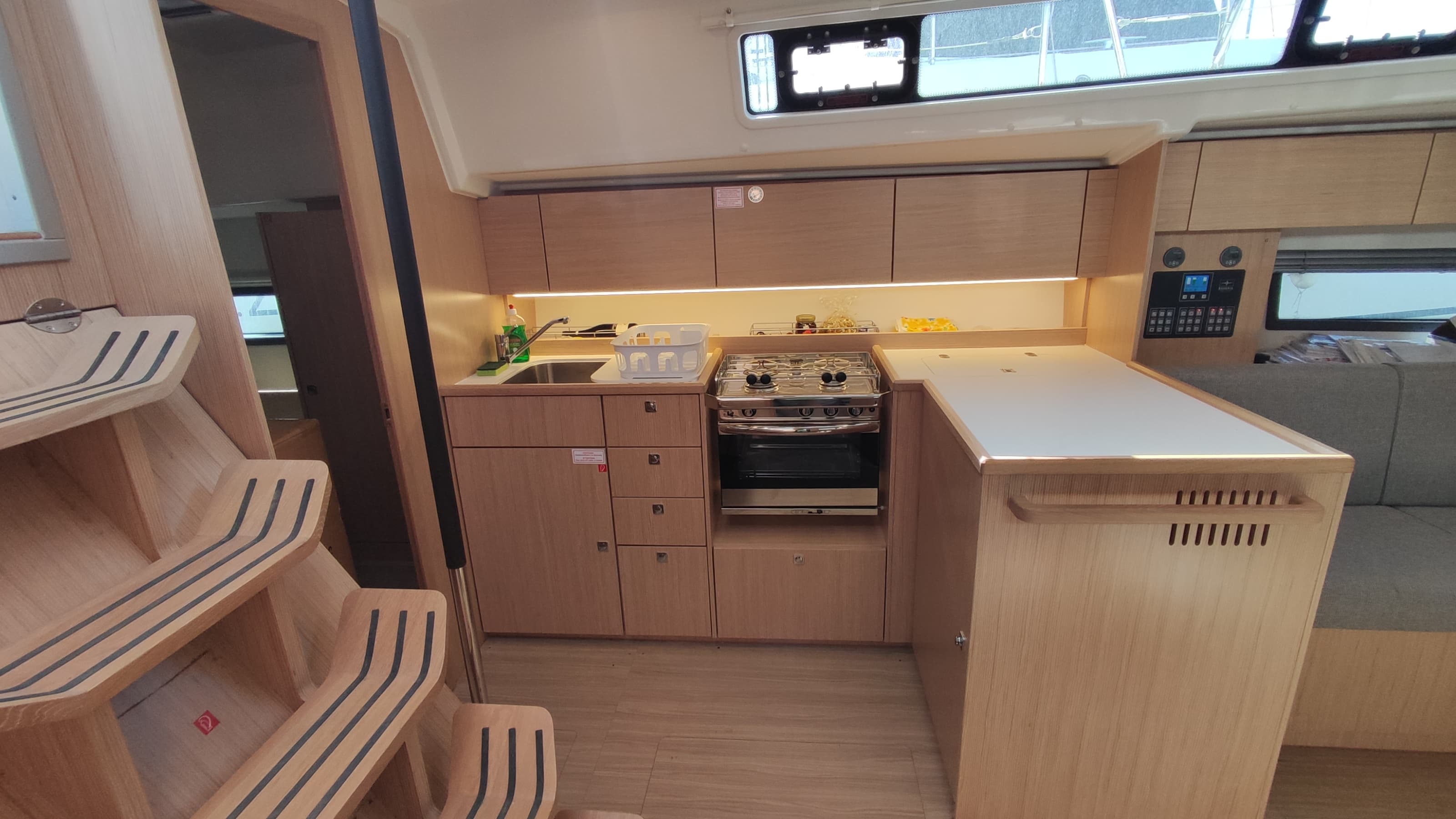 Bavaria C42 - photo 4