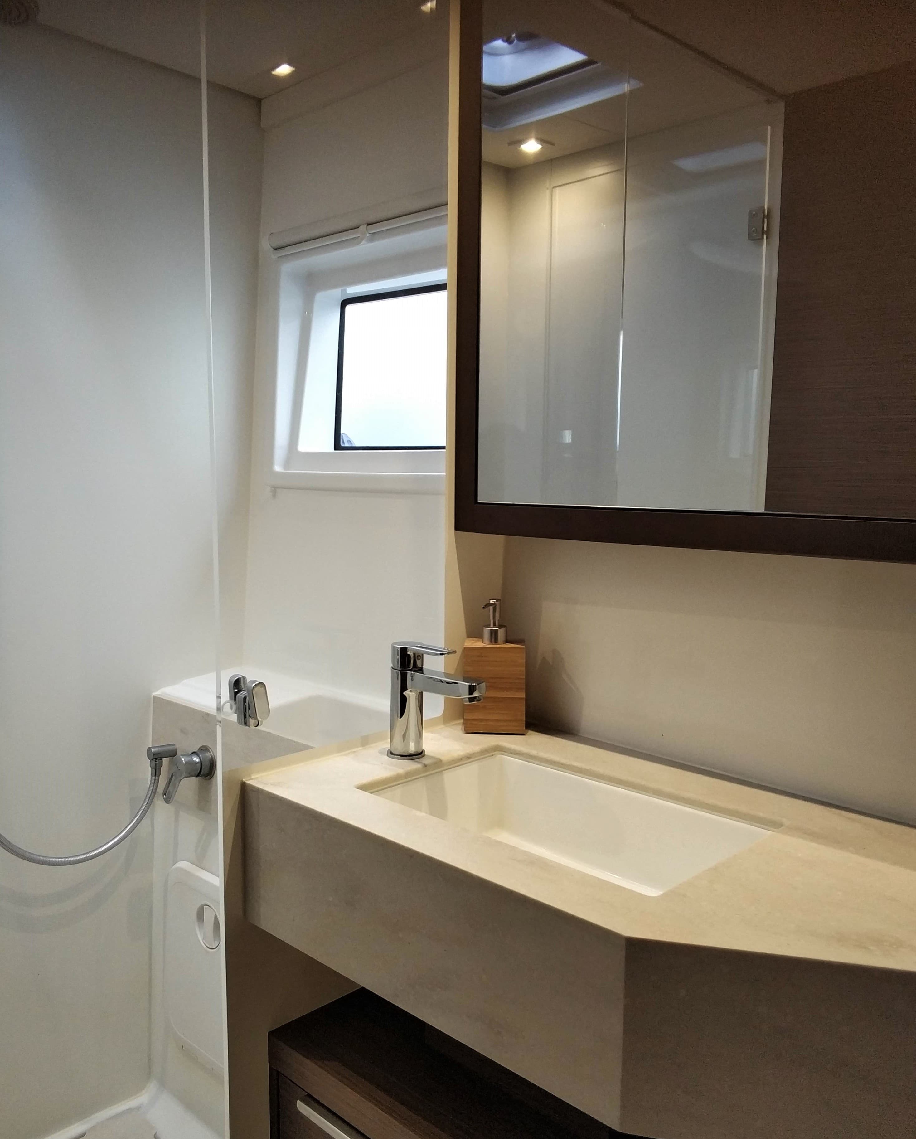 Lagoon 46  - photo 4