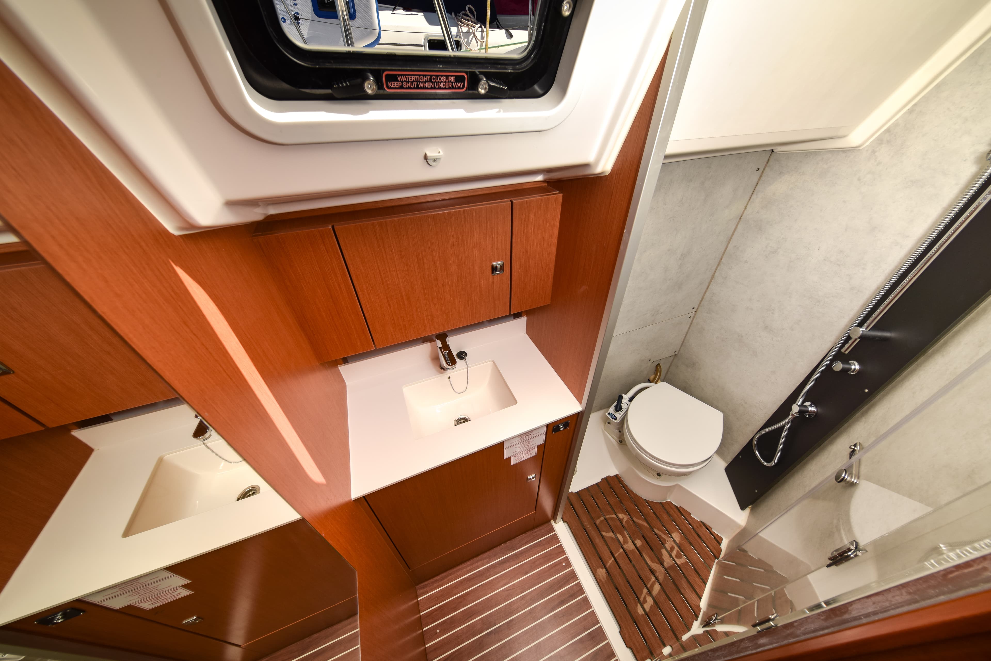 Bavaria C42 - photo 4