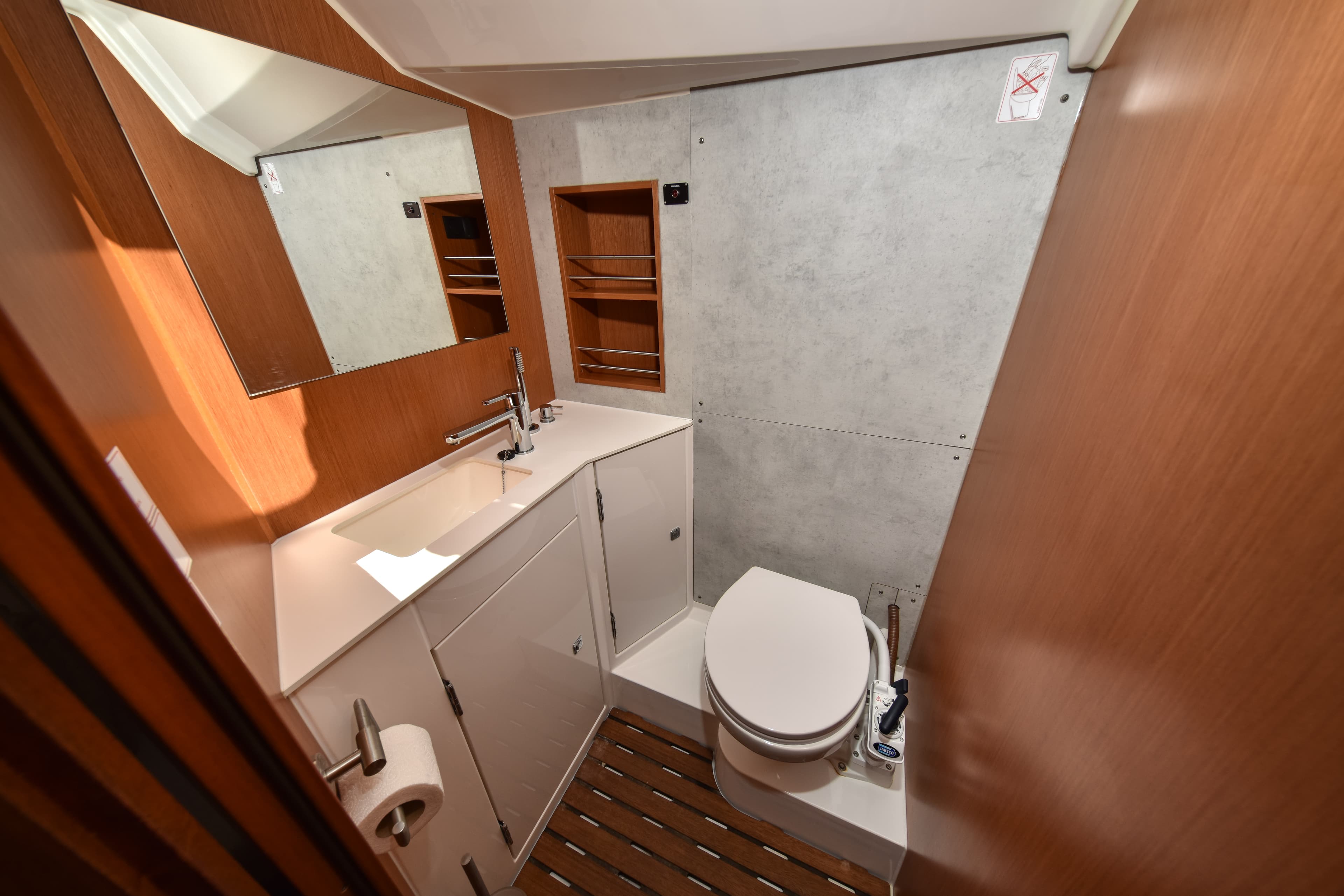 Bavaria C42 - photo 35