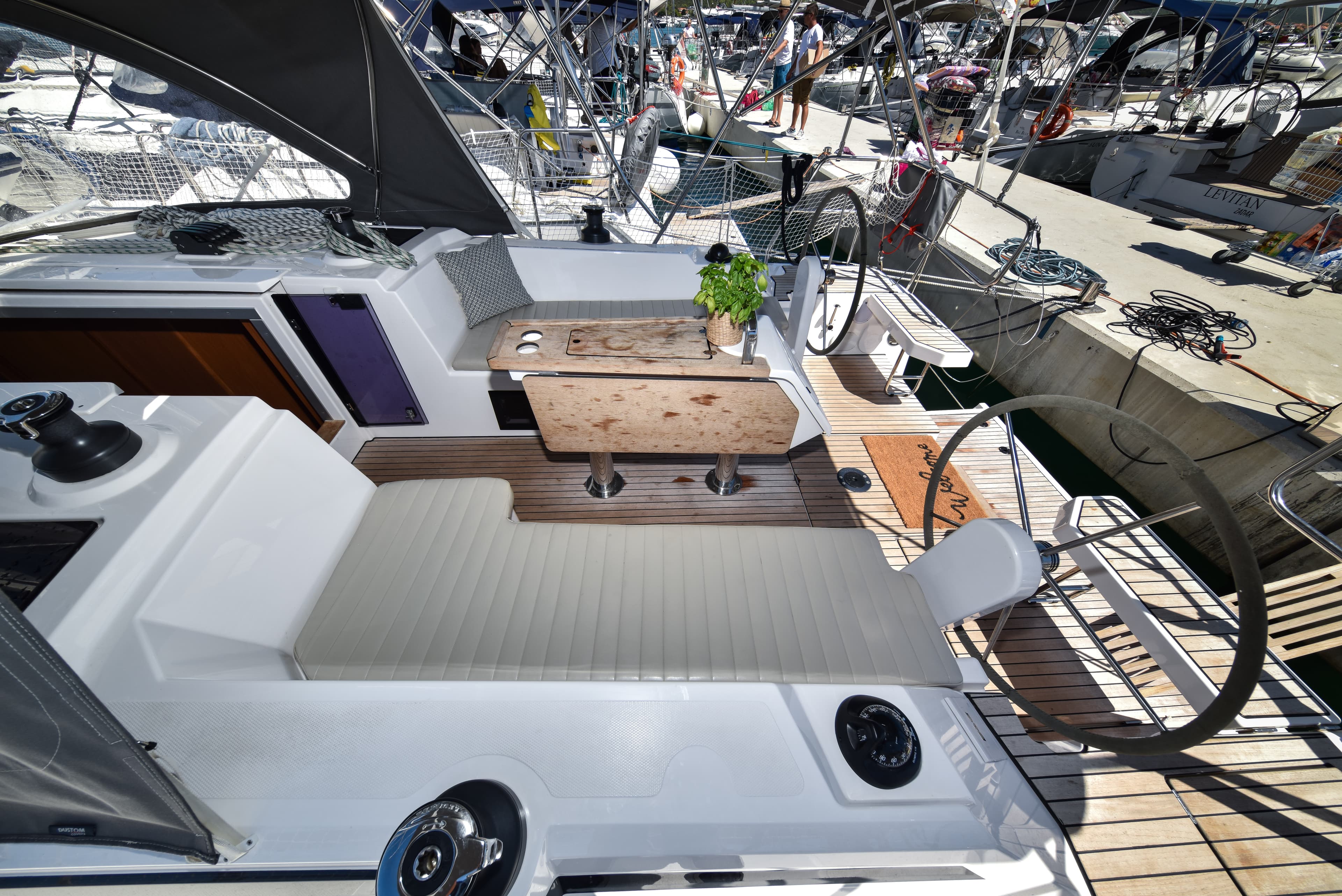 Bavaria C38 - photo 8