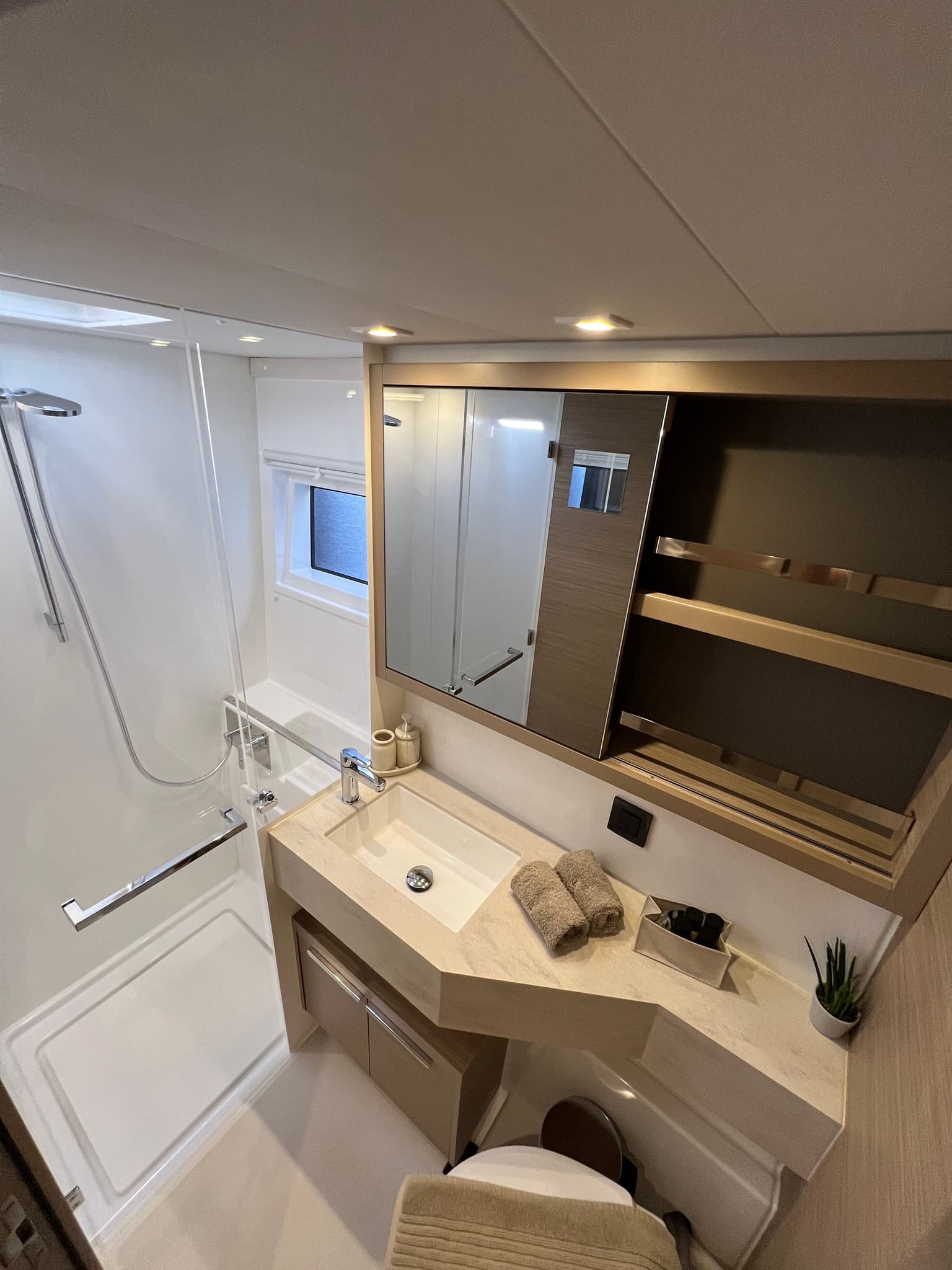 Lagoon 46  - photo 26