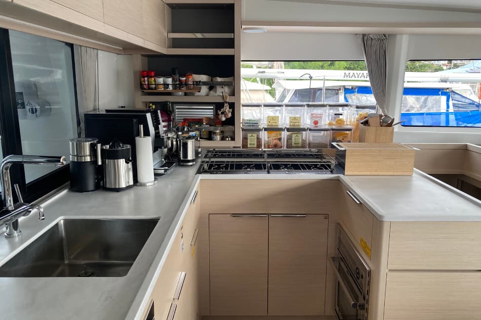 Lagoon 46  - photo 8