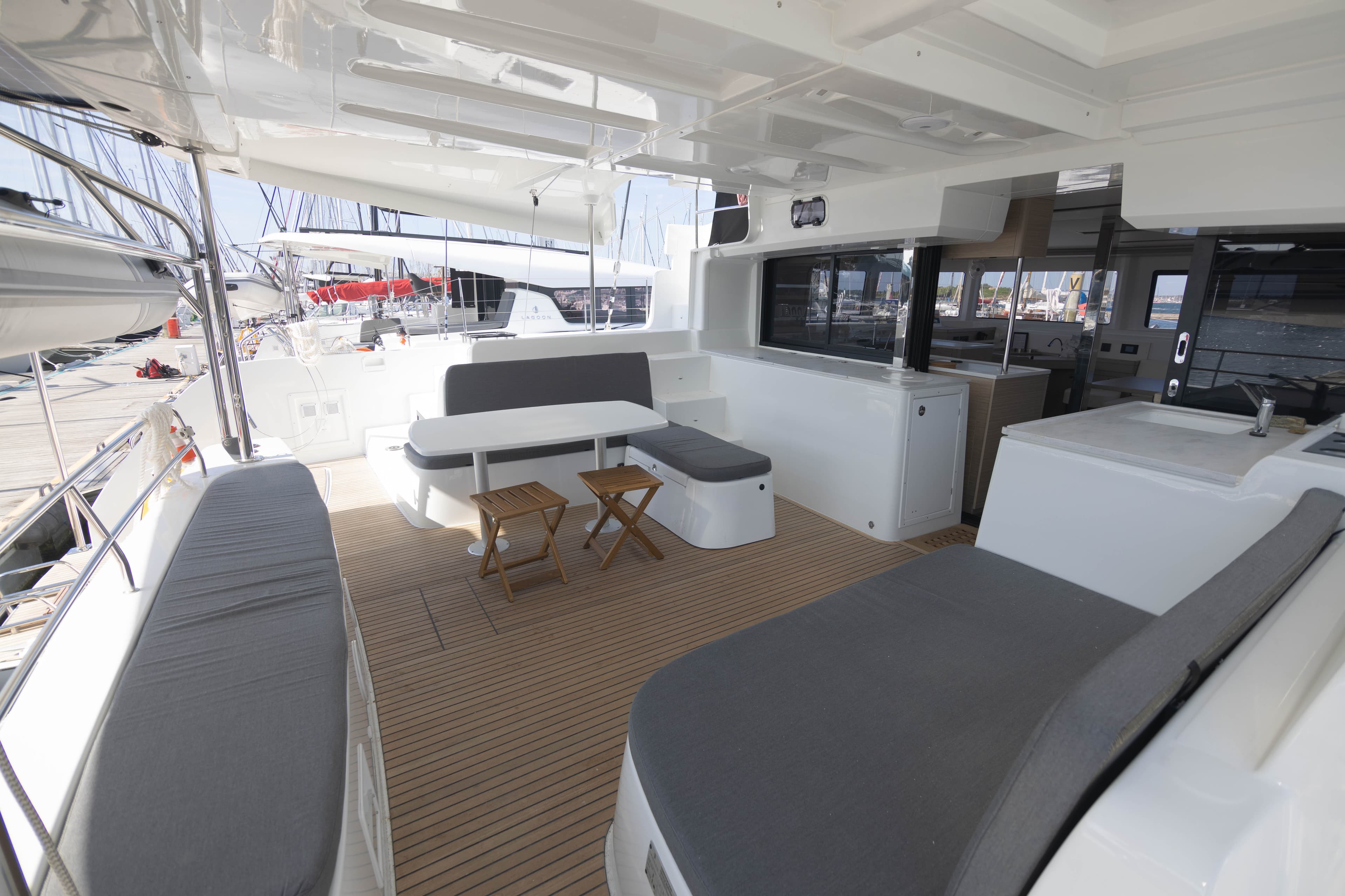 Lagoon 46  - photo 8