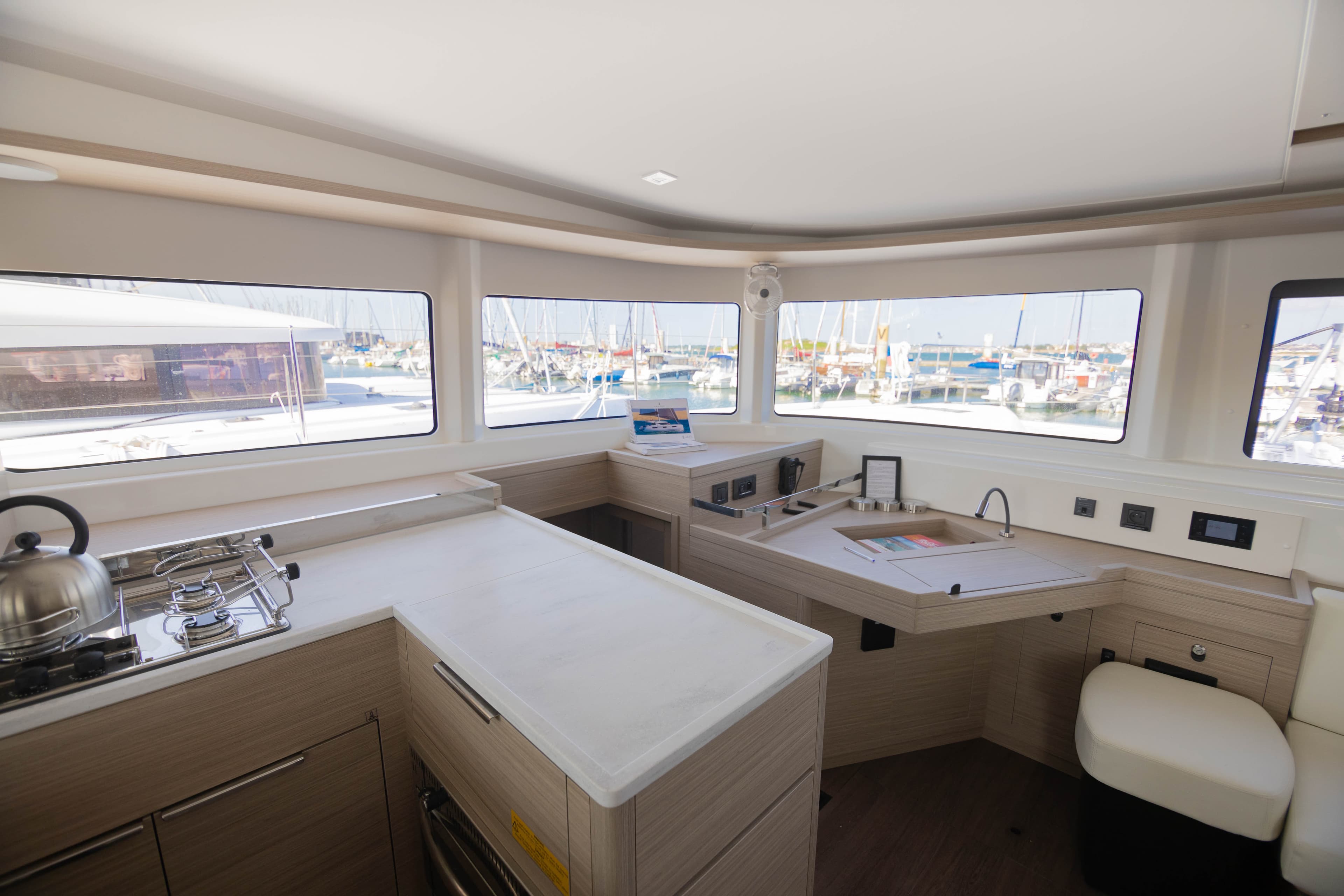 Lagoon 46  - photo 4