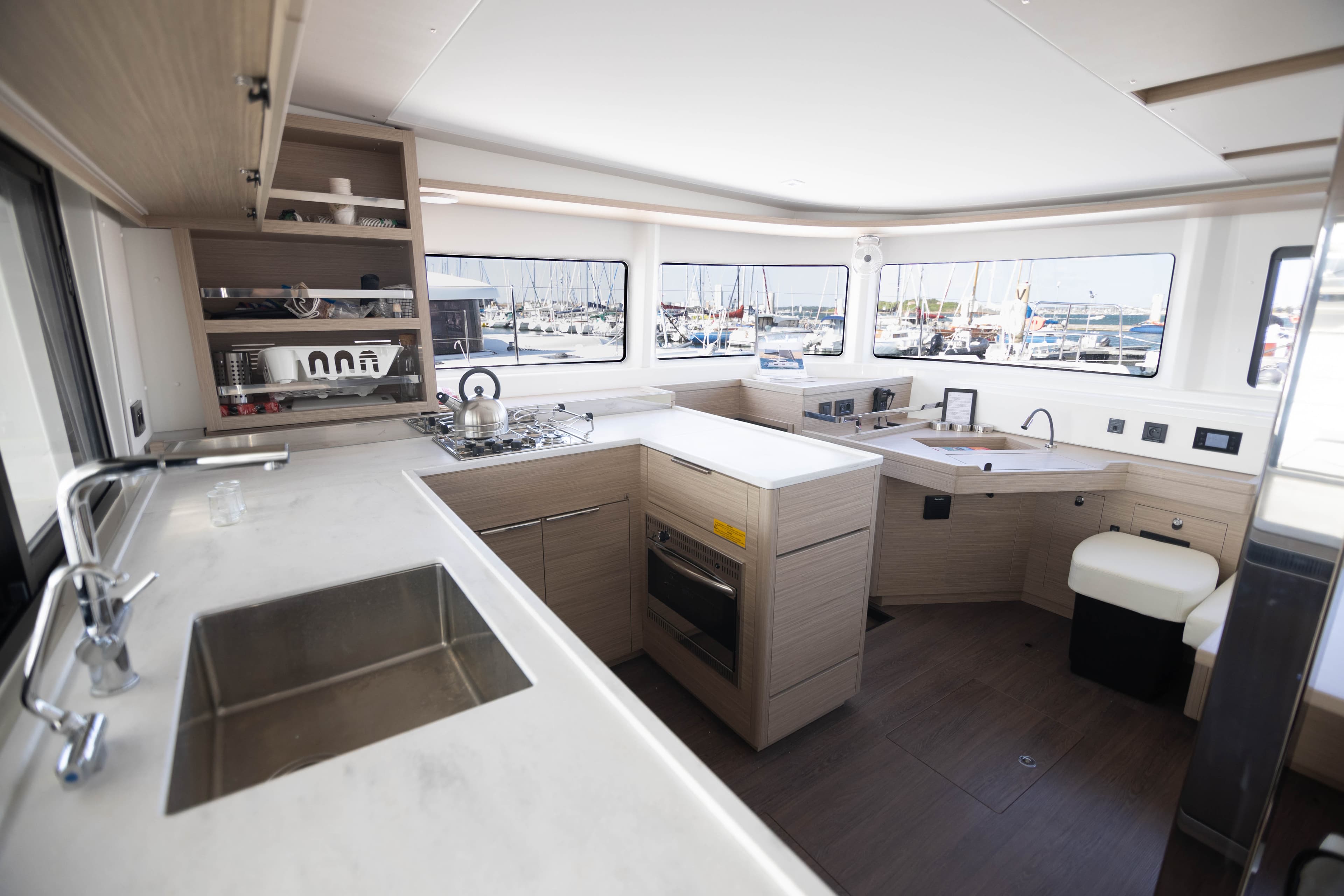 Lagoon 46  - photo 7