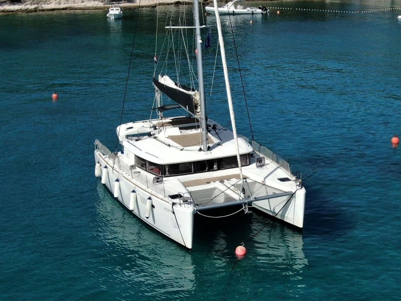 Lagoon 450 Fly - photo