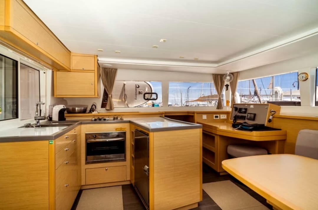 Lagoon 450 Fly - photo 4