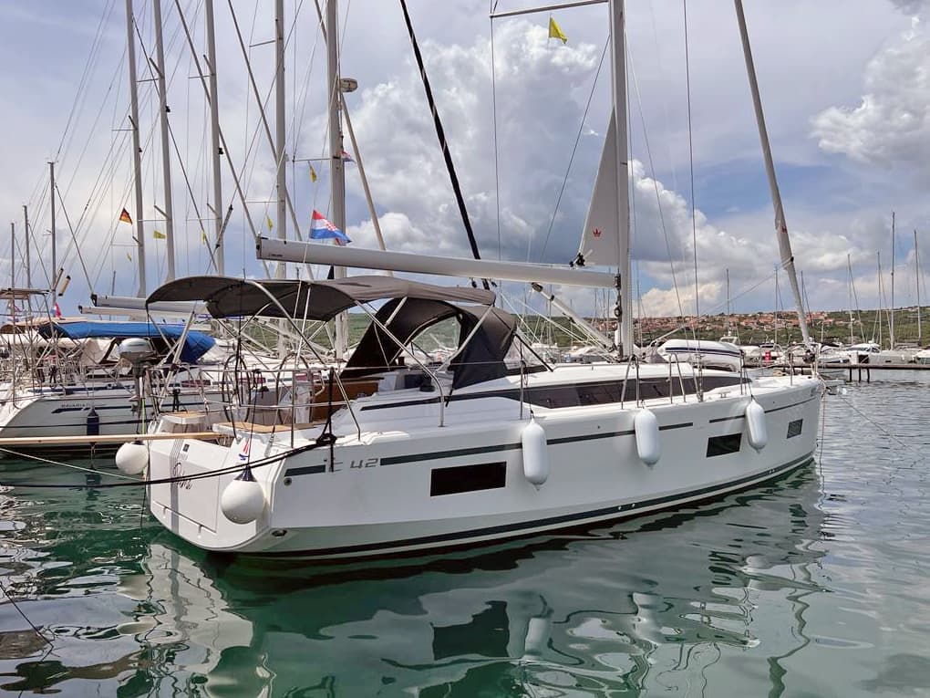 Bavaria C42 - photo