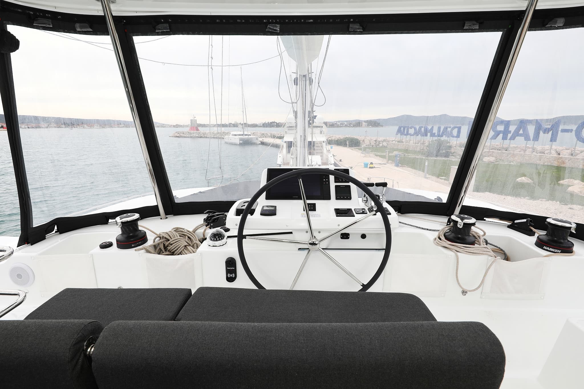 Lagoon 51 - photo 52