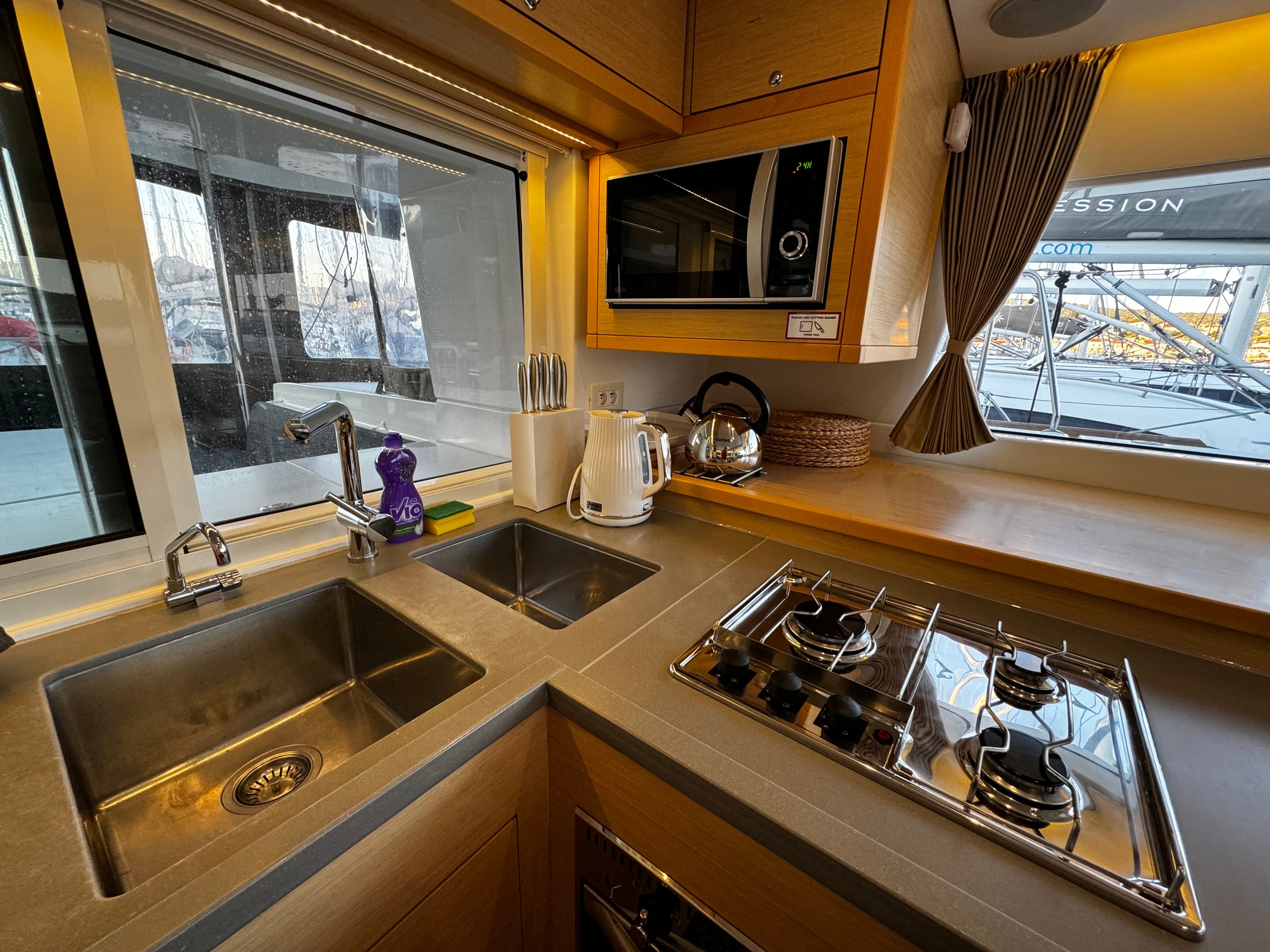 Lagoon 450 Fly - photo 7