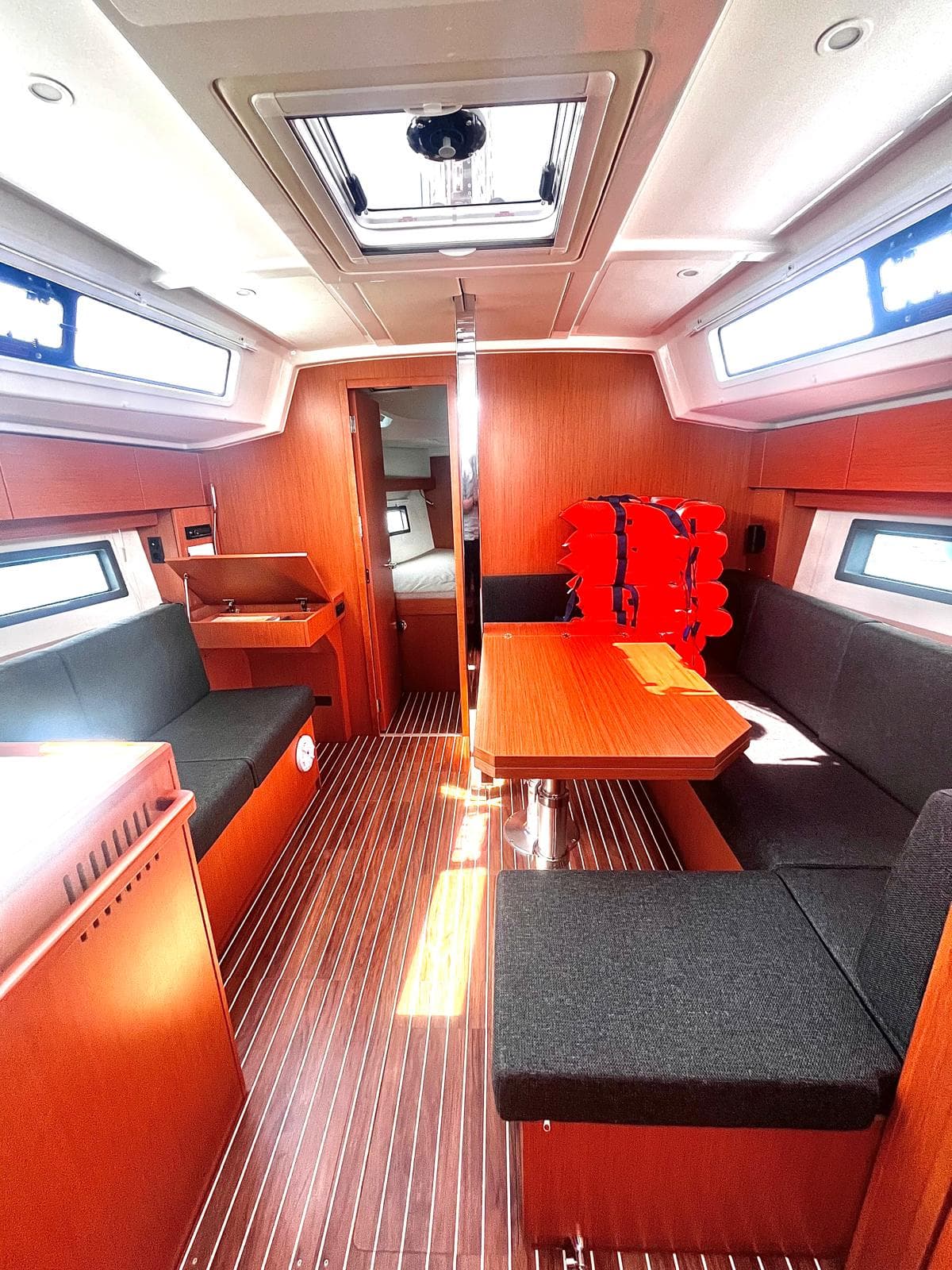 Bavaria C38 - photo 8