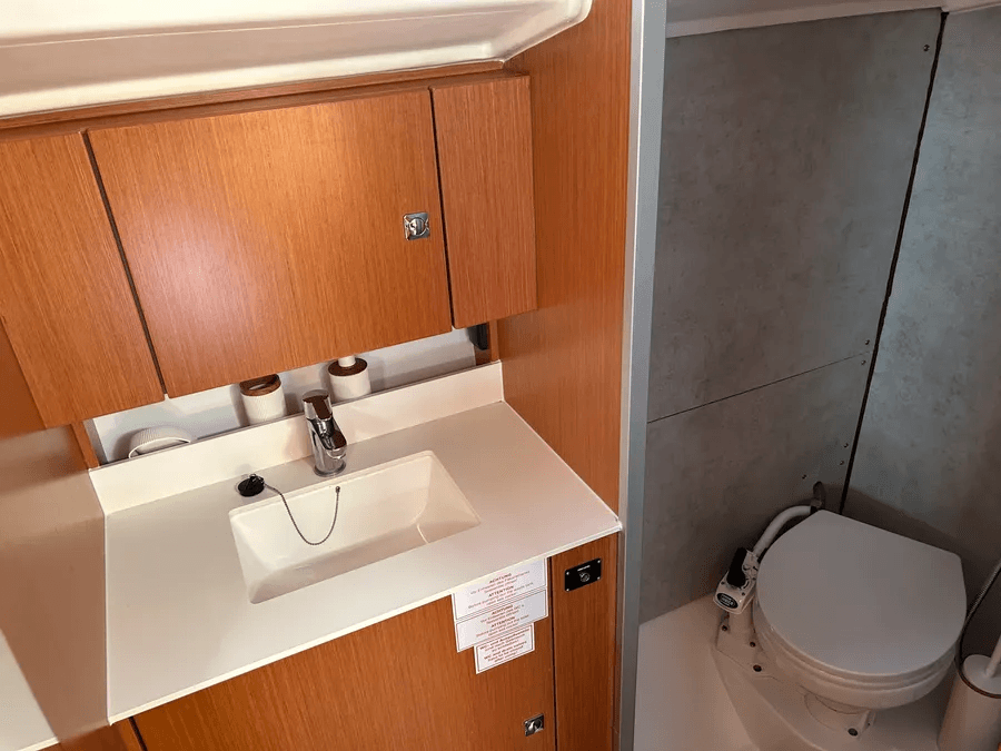 Bavaria C42 - photo 18