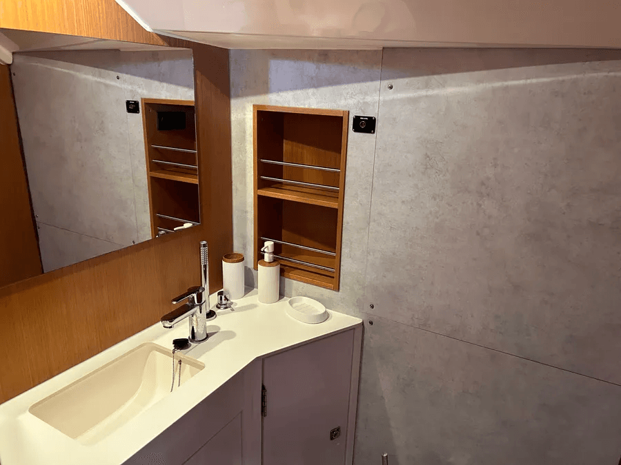 Bavaria C42 - photo 6