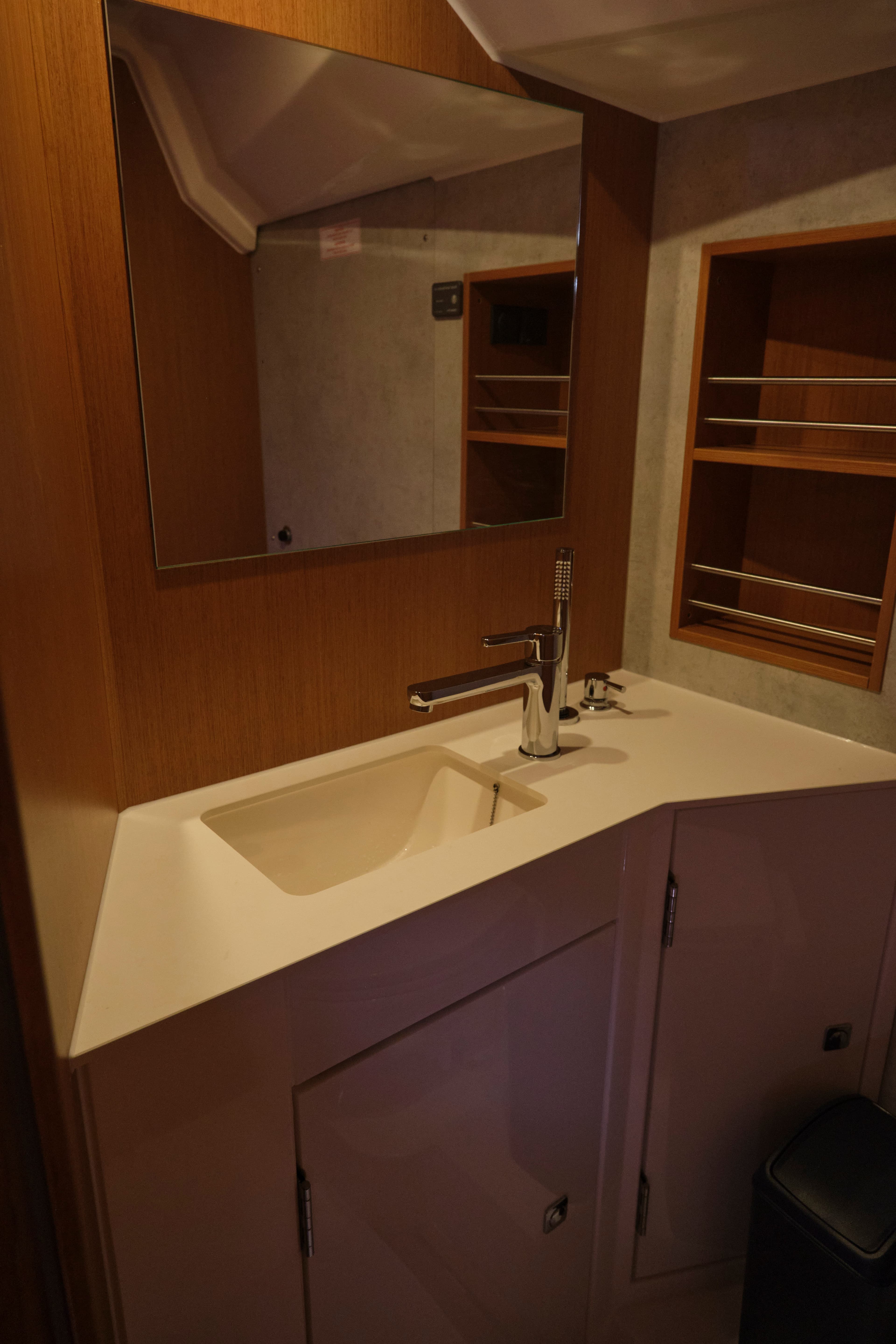 Bavaria C42 - photo 8